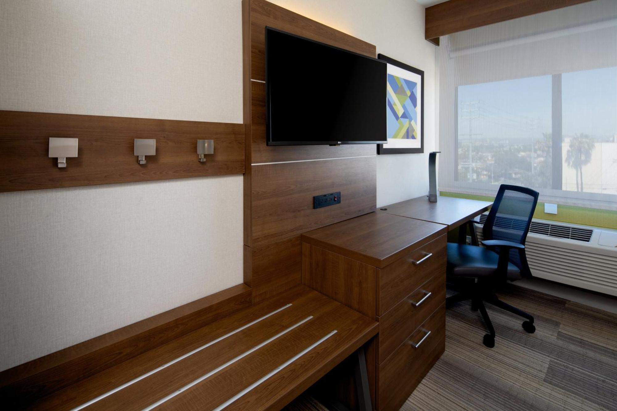 Standard King Room Mobility Accessible Tub