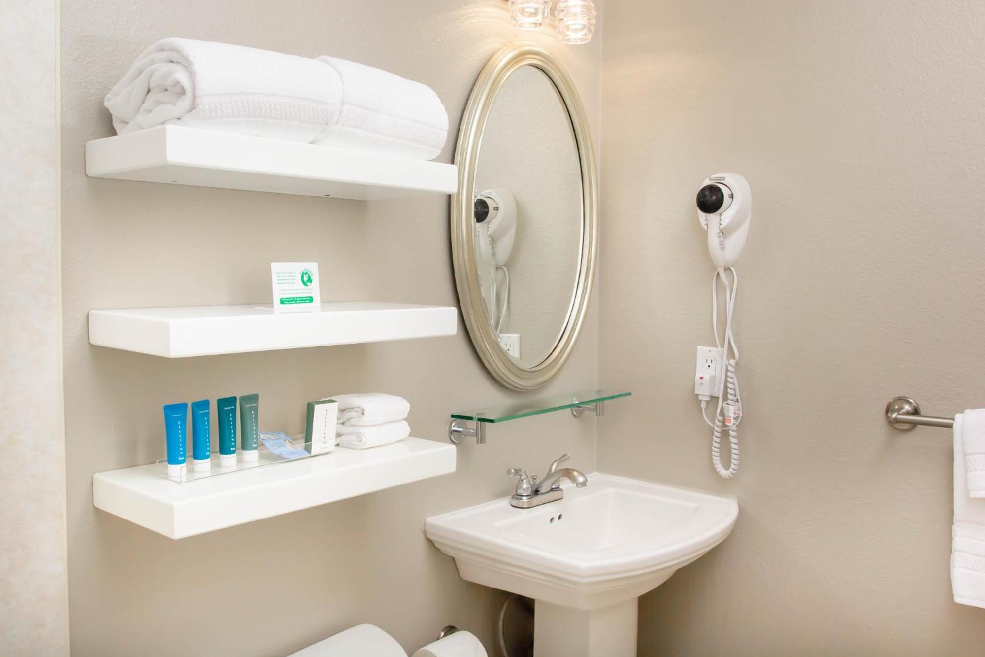 Petite Queen Room