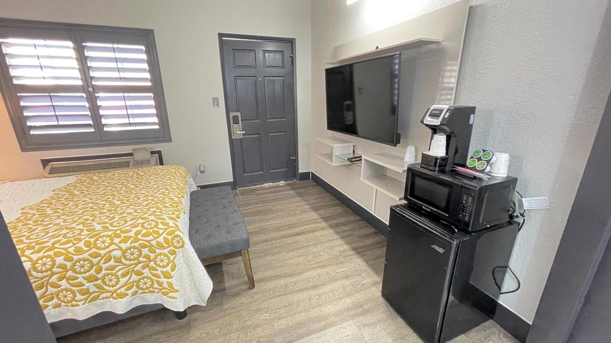 Standard Queen Room