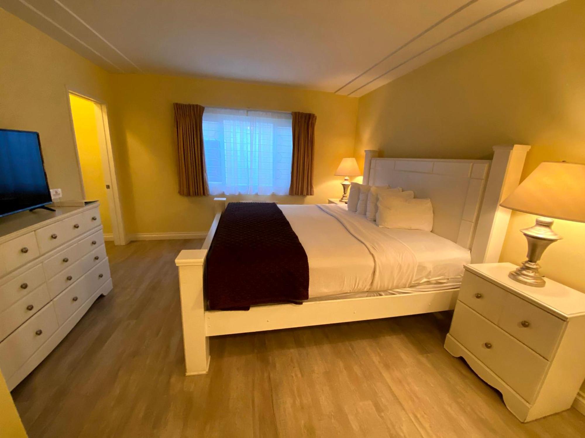 Deluxe King Room Two King Beds,1705792891:JPEG