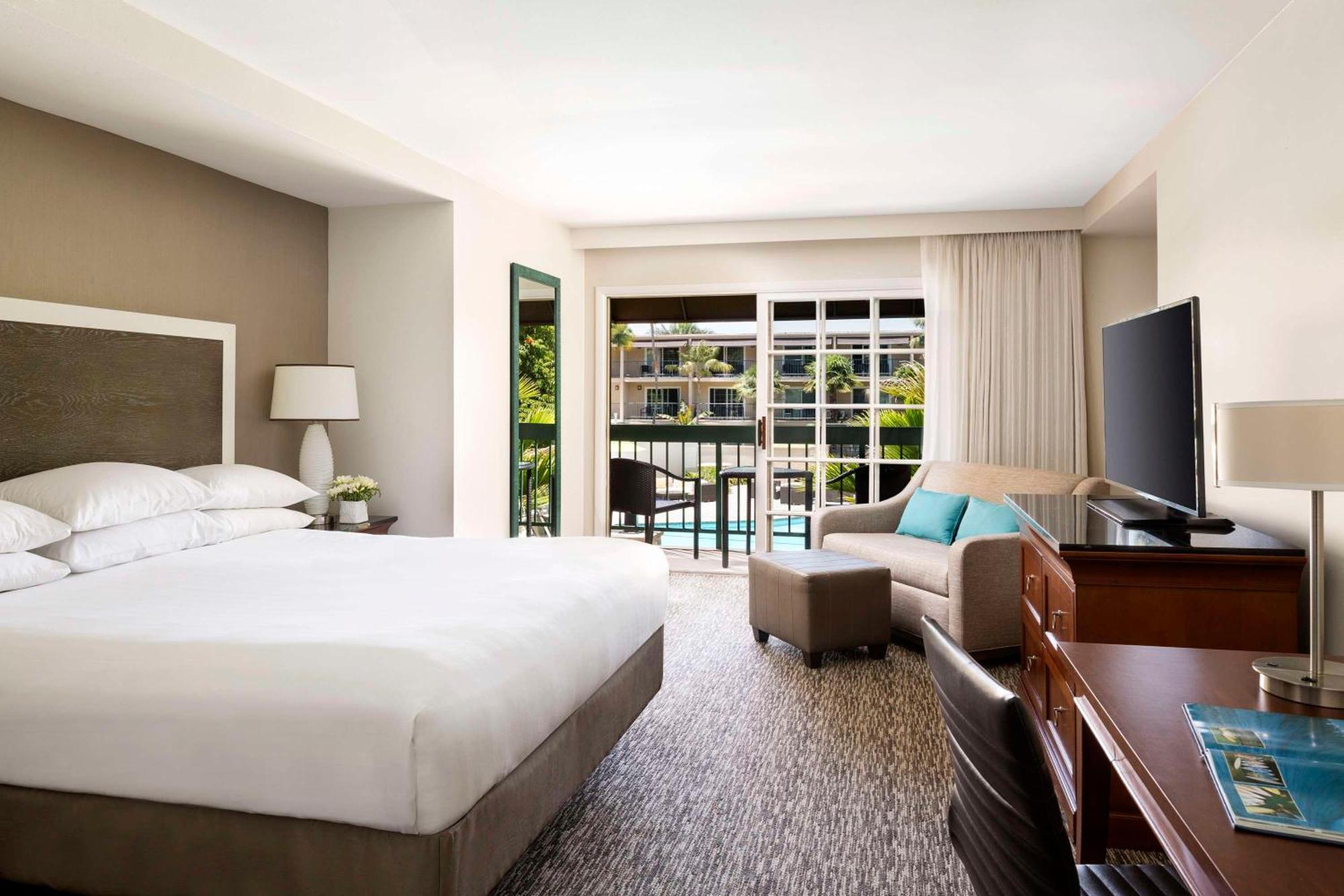 King Room with Pool View,698250906:JPEG