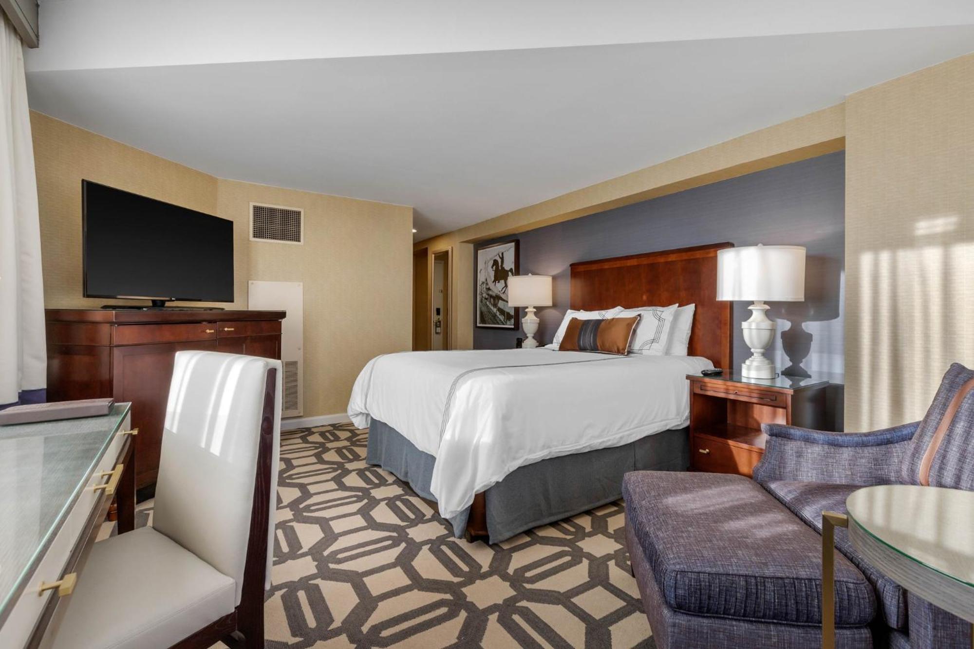 Deluxe Room 1 queen bed