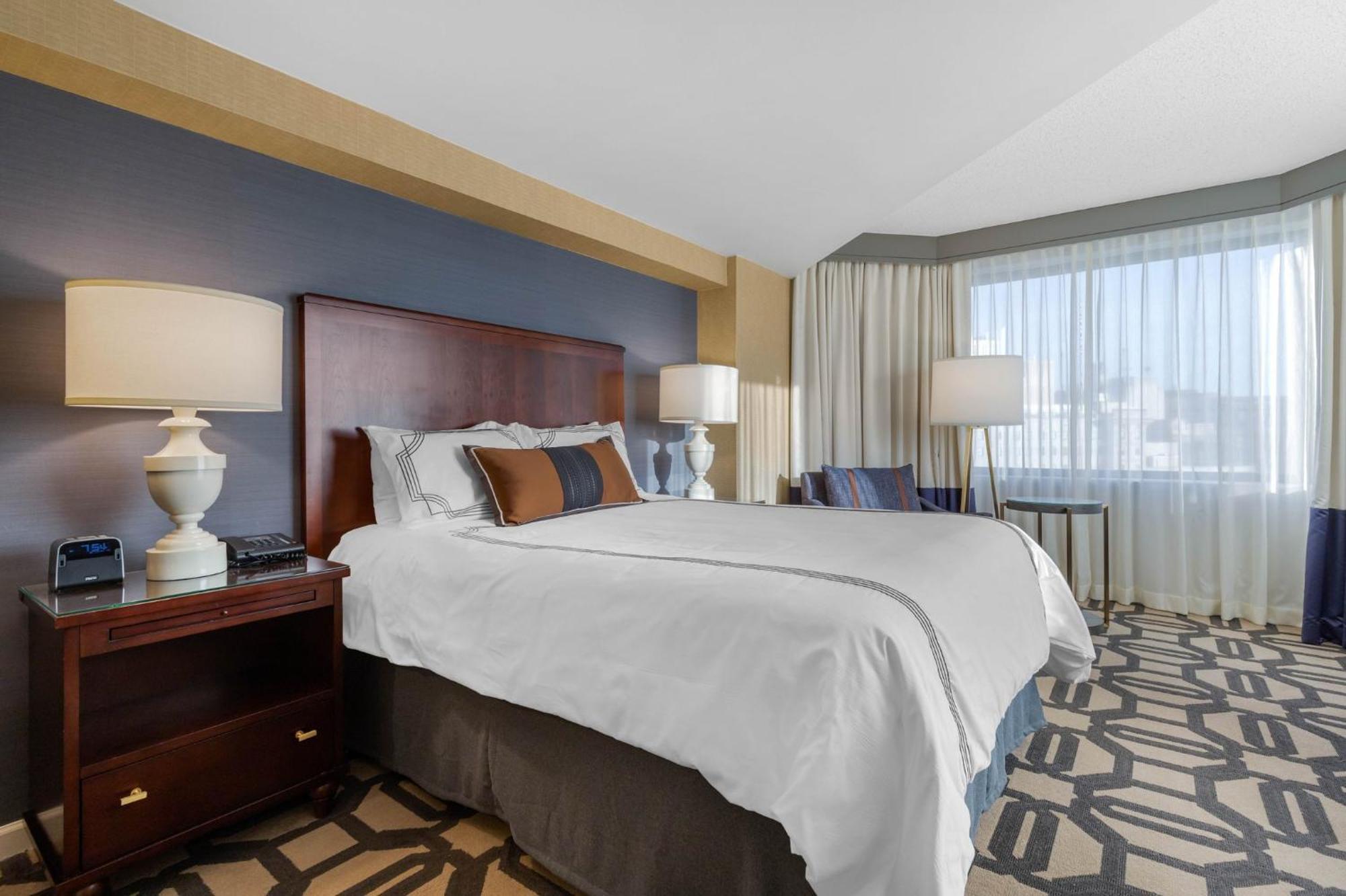 Deluxe Room 1 queen bed