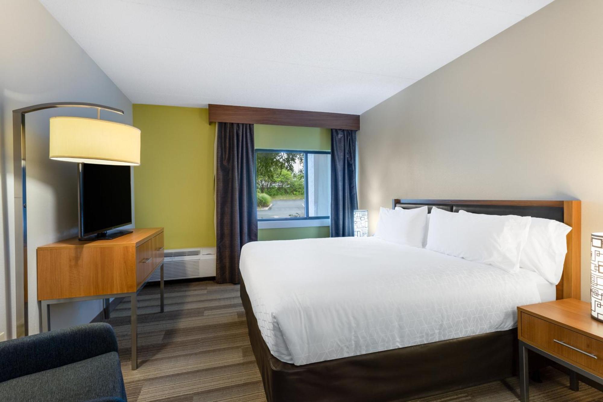 Standard King Room with Mobility Accessible Tub