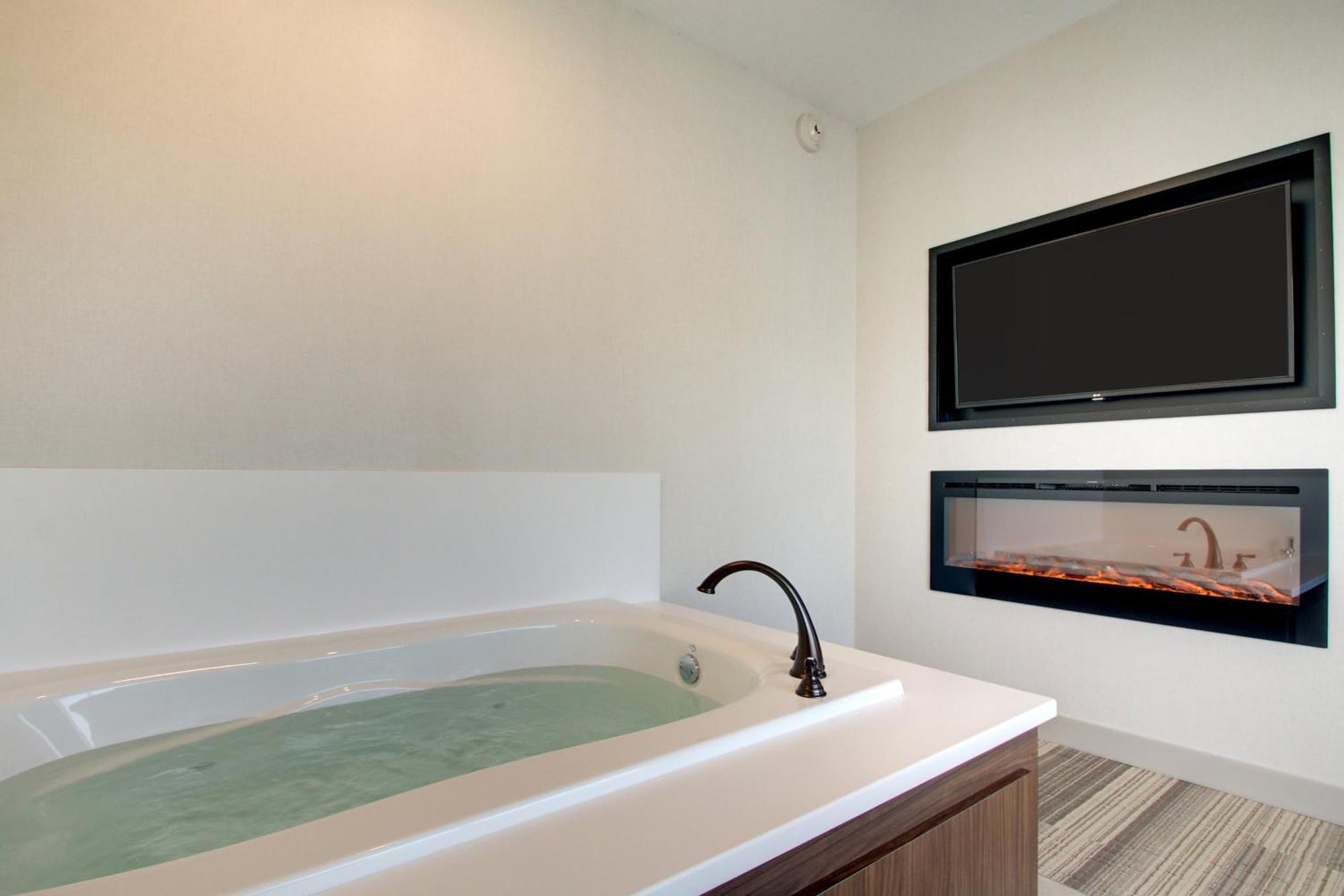 One-Bedroom Suite Jetted Tub