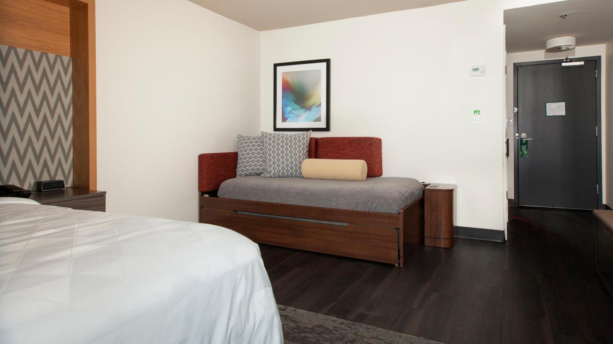 King Room Roll-Away Bed Non-Smoking