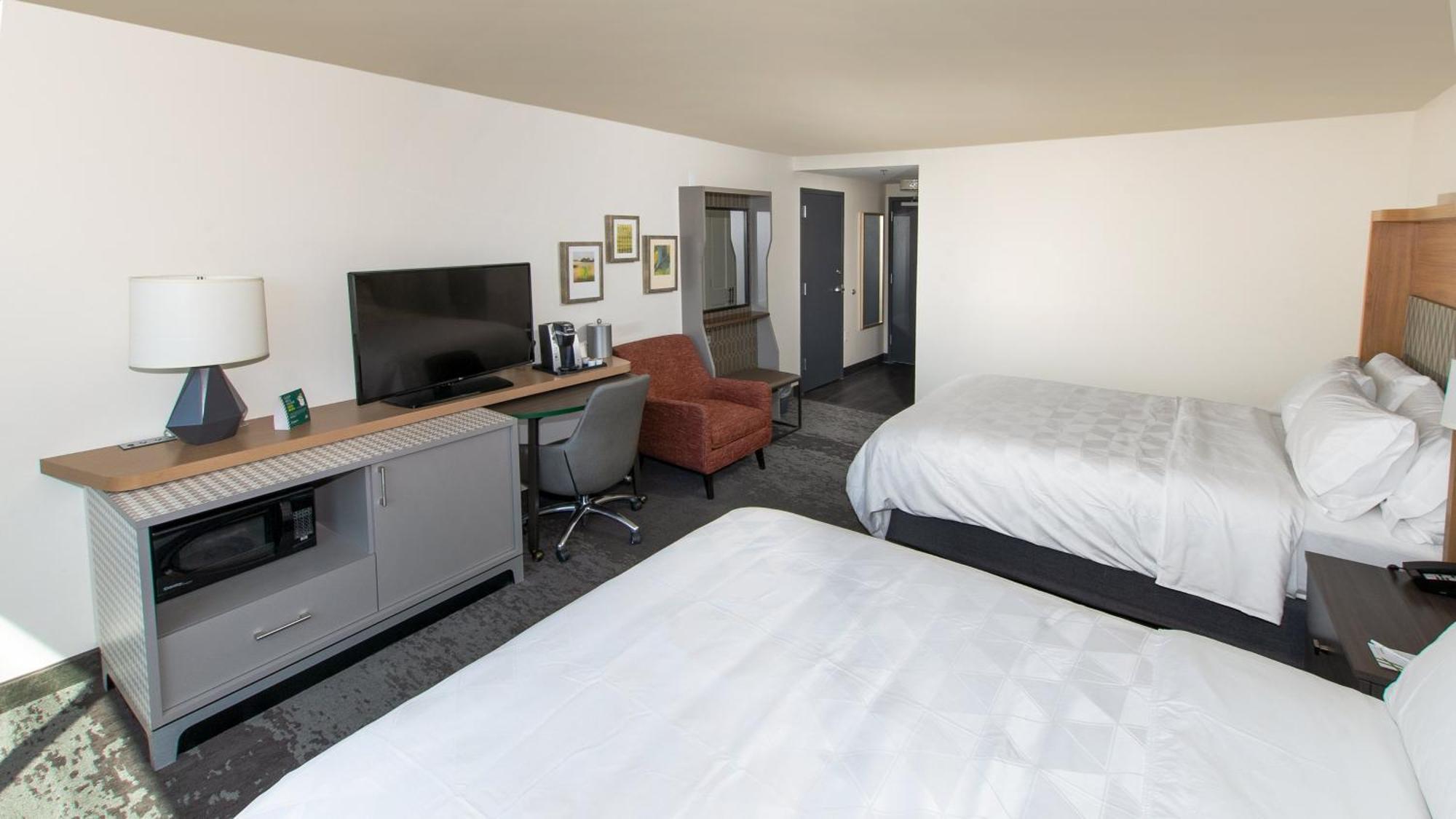 Standard Queen Room Two Queen Beds Tub Mobility or Communications Accessible