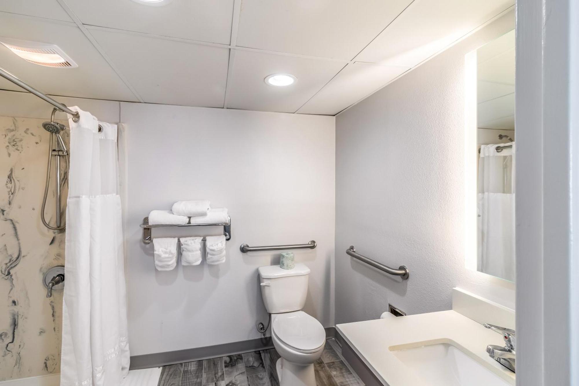 Queen Room Disability Access Oceanfront