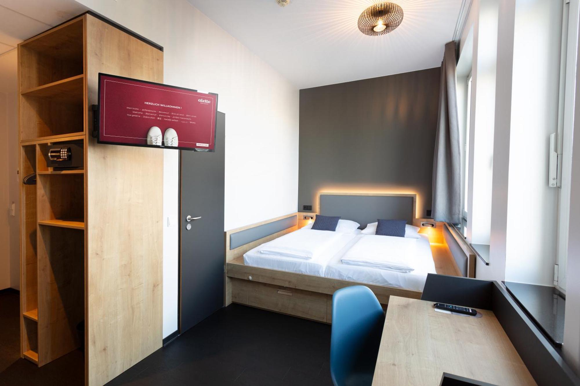 Six-Bed Room