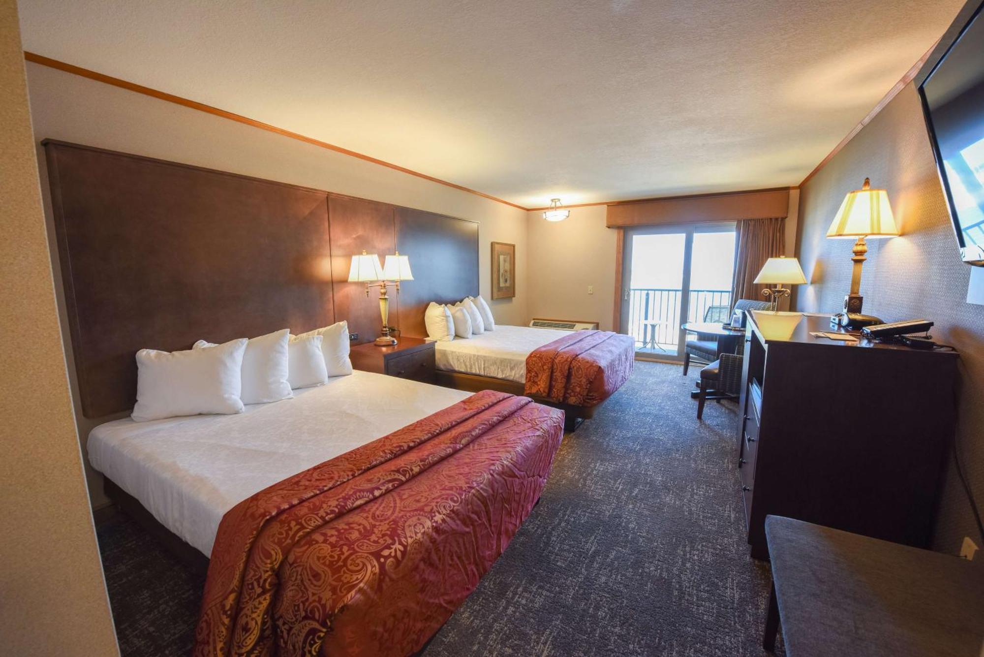 Queen Room Two Queen Beds Courtyard View