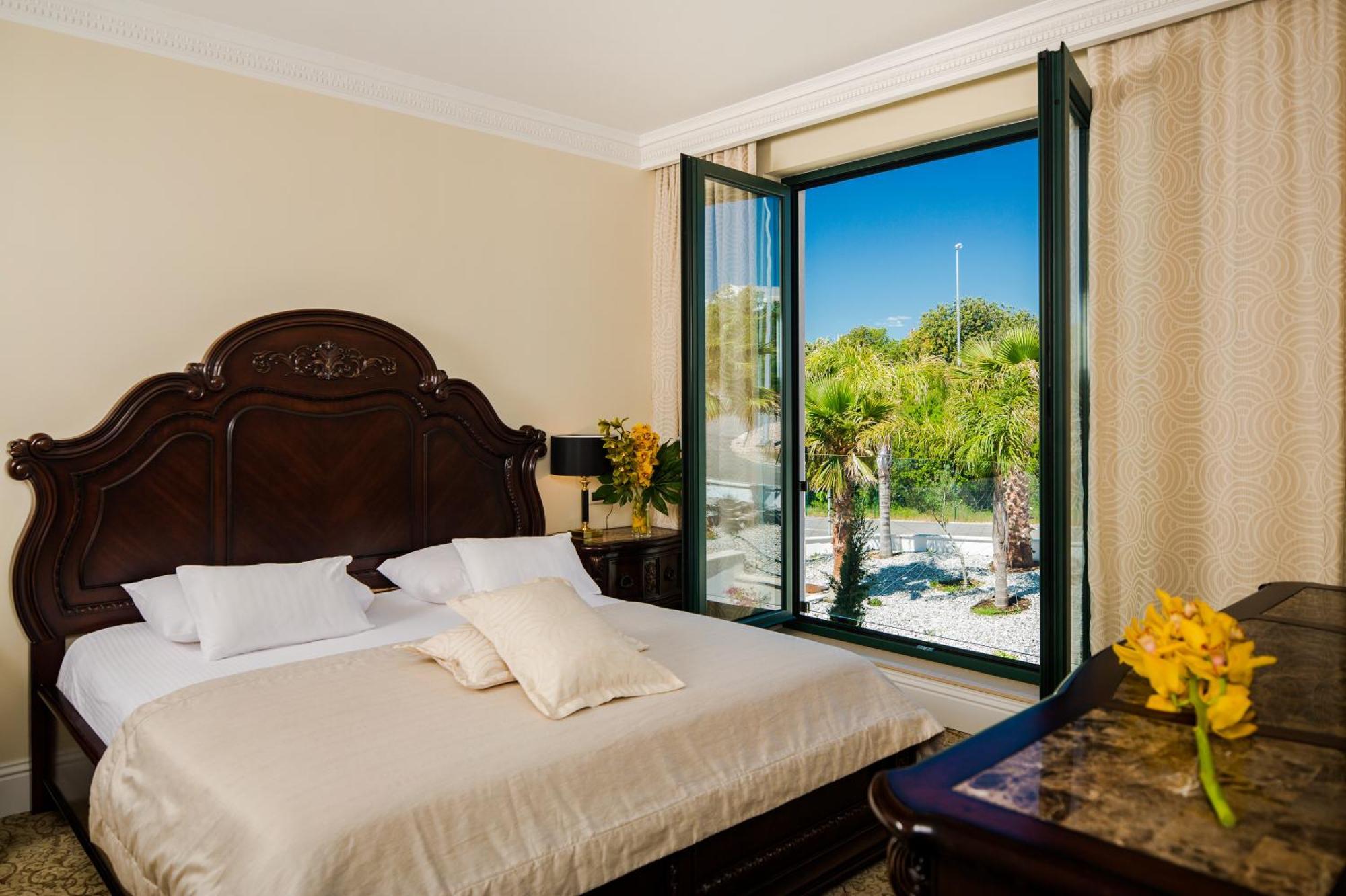 Deluxe Suite mit Kingsize-Bett und Balkon