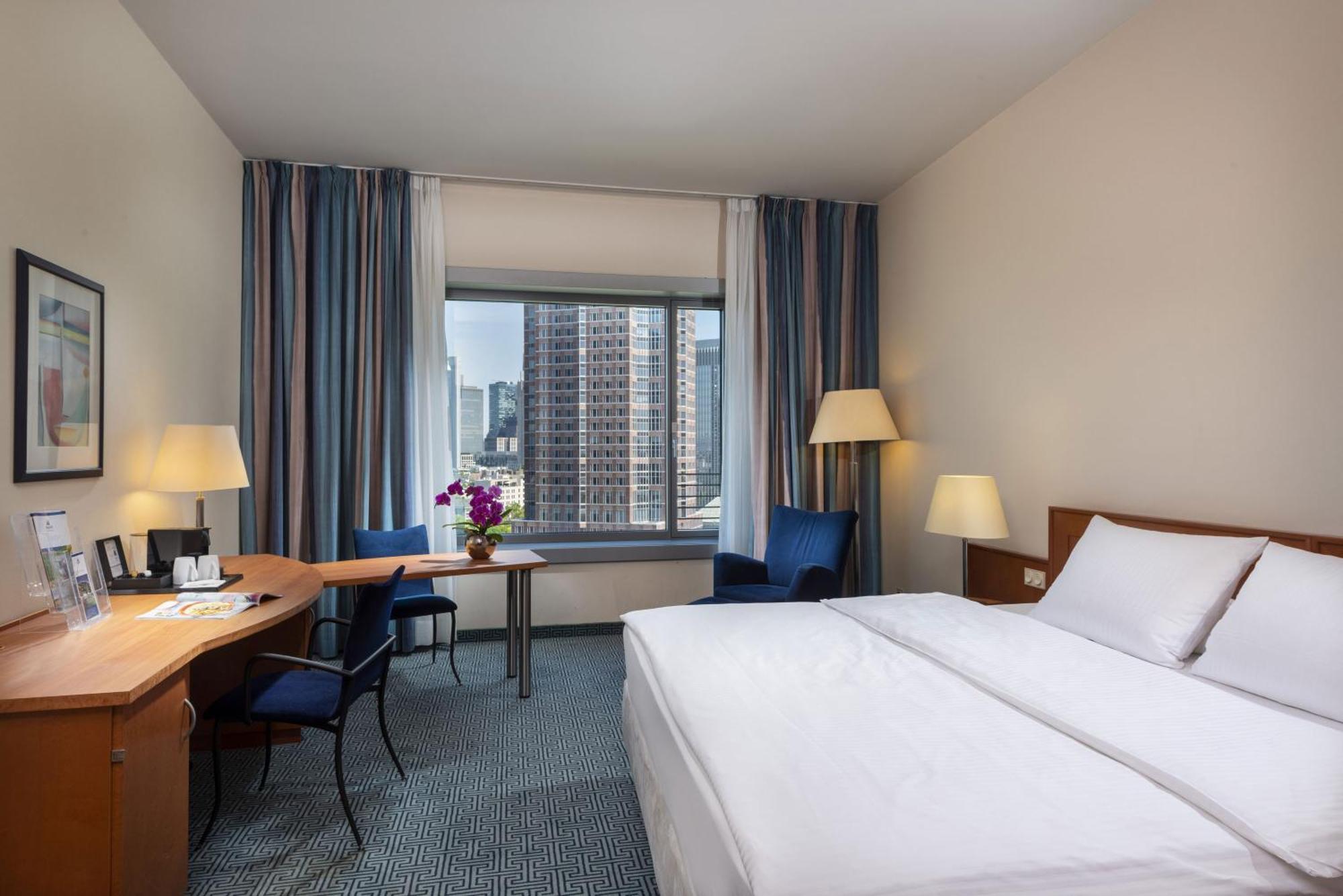 Superior Skyline Twin Room