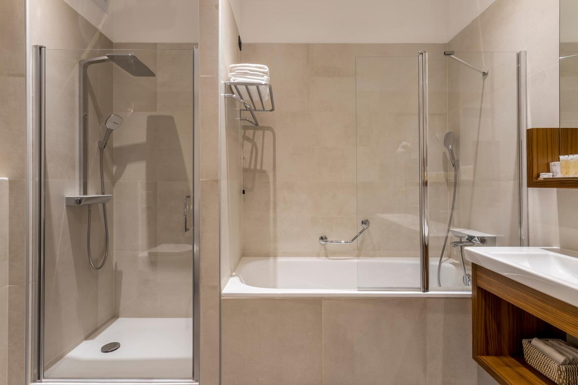 Deluxe King Room with City View and with Free Spa Access