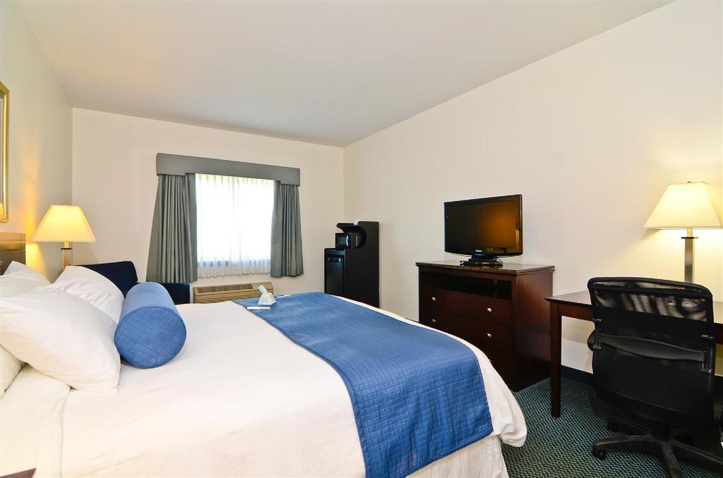 King Room with Roll-in Shower - Disability Access/Non-Smoking