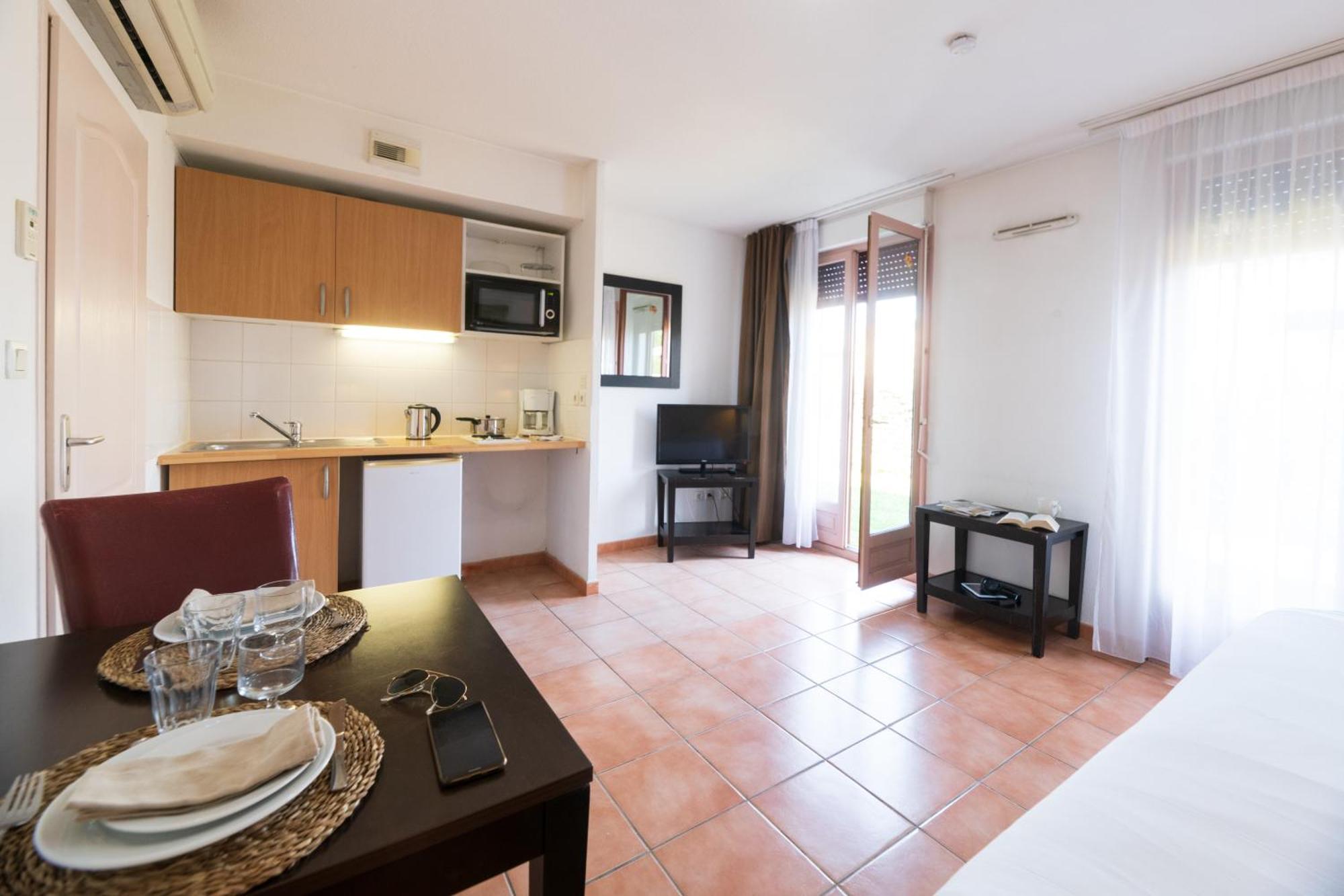 Standard Studio kitchenette