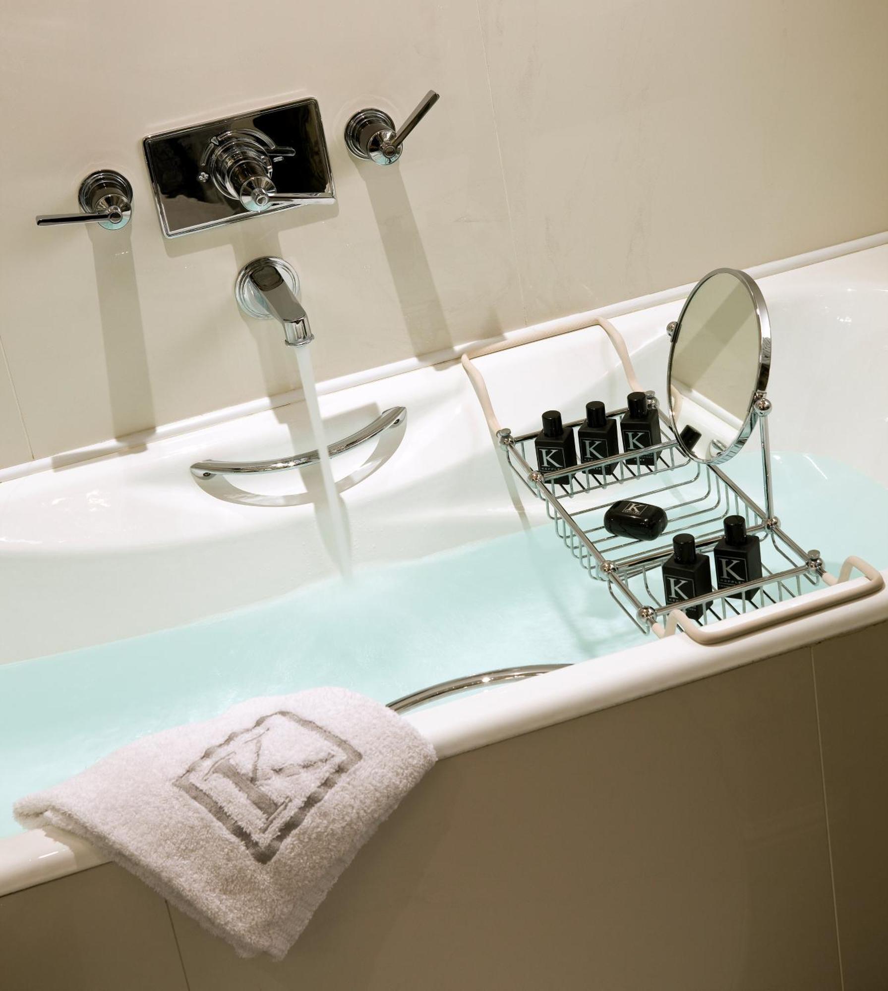 Standard Doppelzimmer (Queensize-Bett und Badewanne)