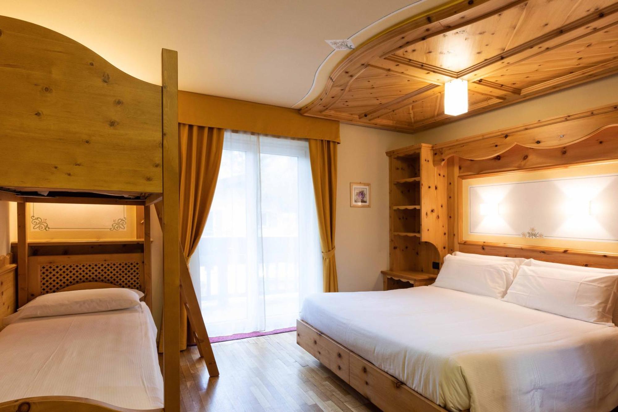 Standard Quadruple Room,1437443389:JPEG