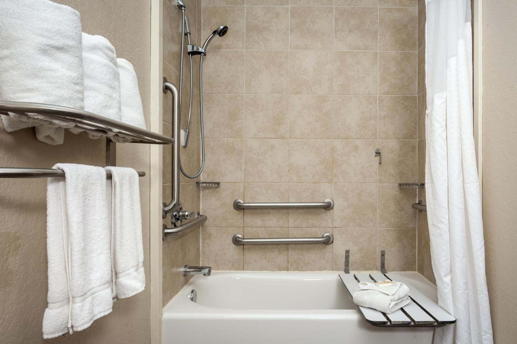 Standard Zimmer mit Kingsize-Bett und barrierefreier Badewanne