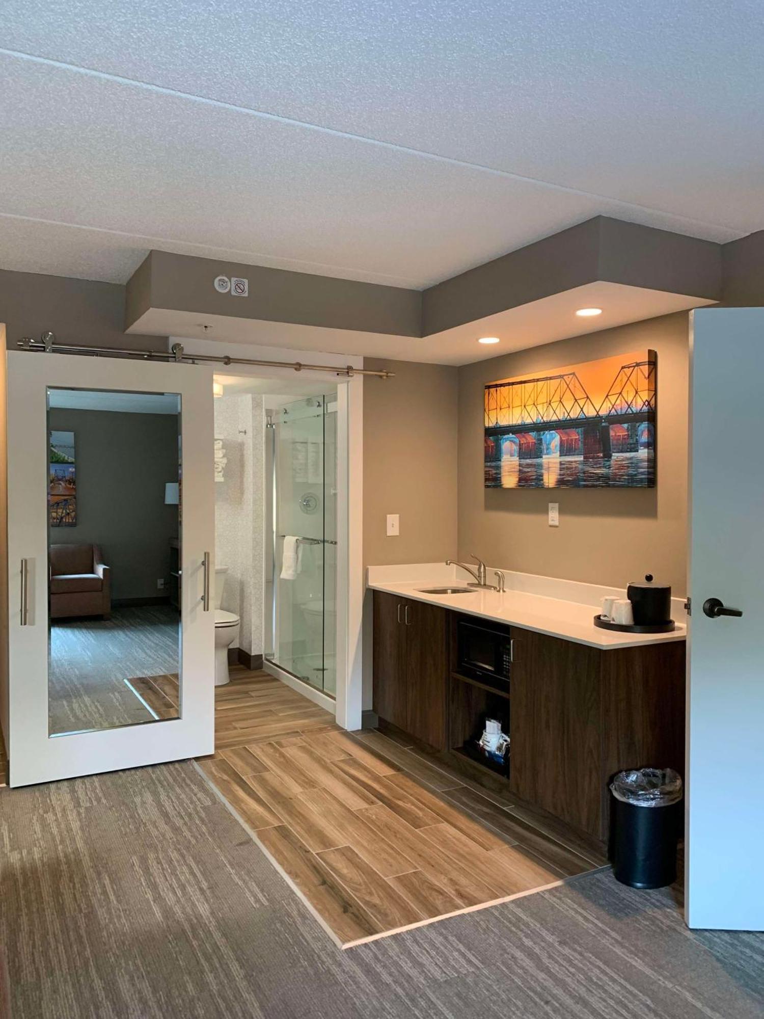 One-Bedroom Queen Suite with Sofa Bed - Non-Smoking,1498604848:JPEG