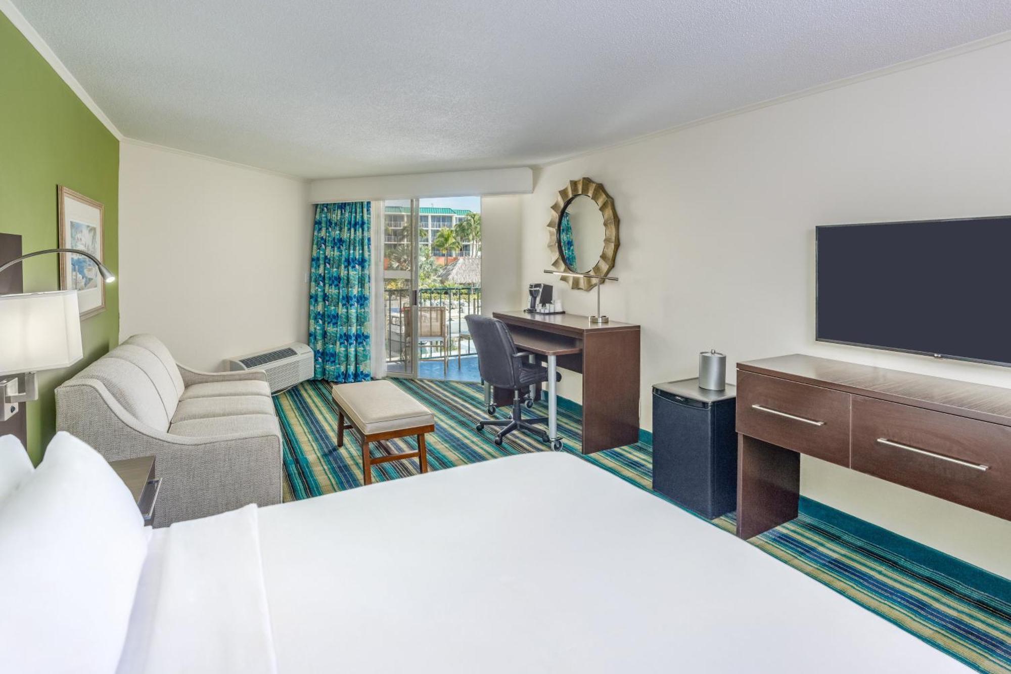 Chambre Lit King-Size Premium avec Balcon et Vue sur le Port de Plaisance