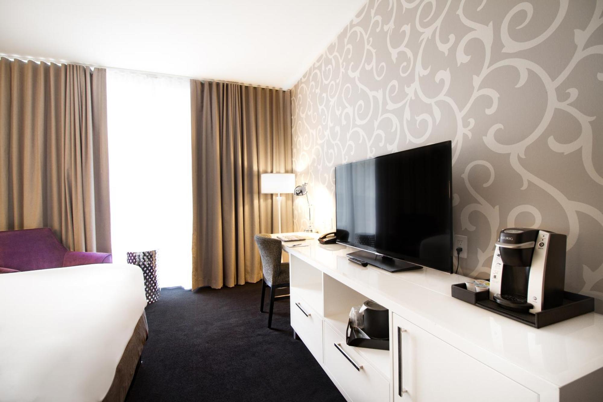 King Room Mobility Access or Non-Smoking