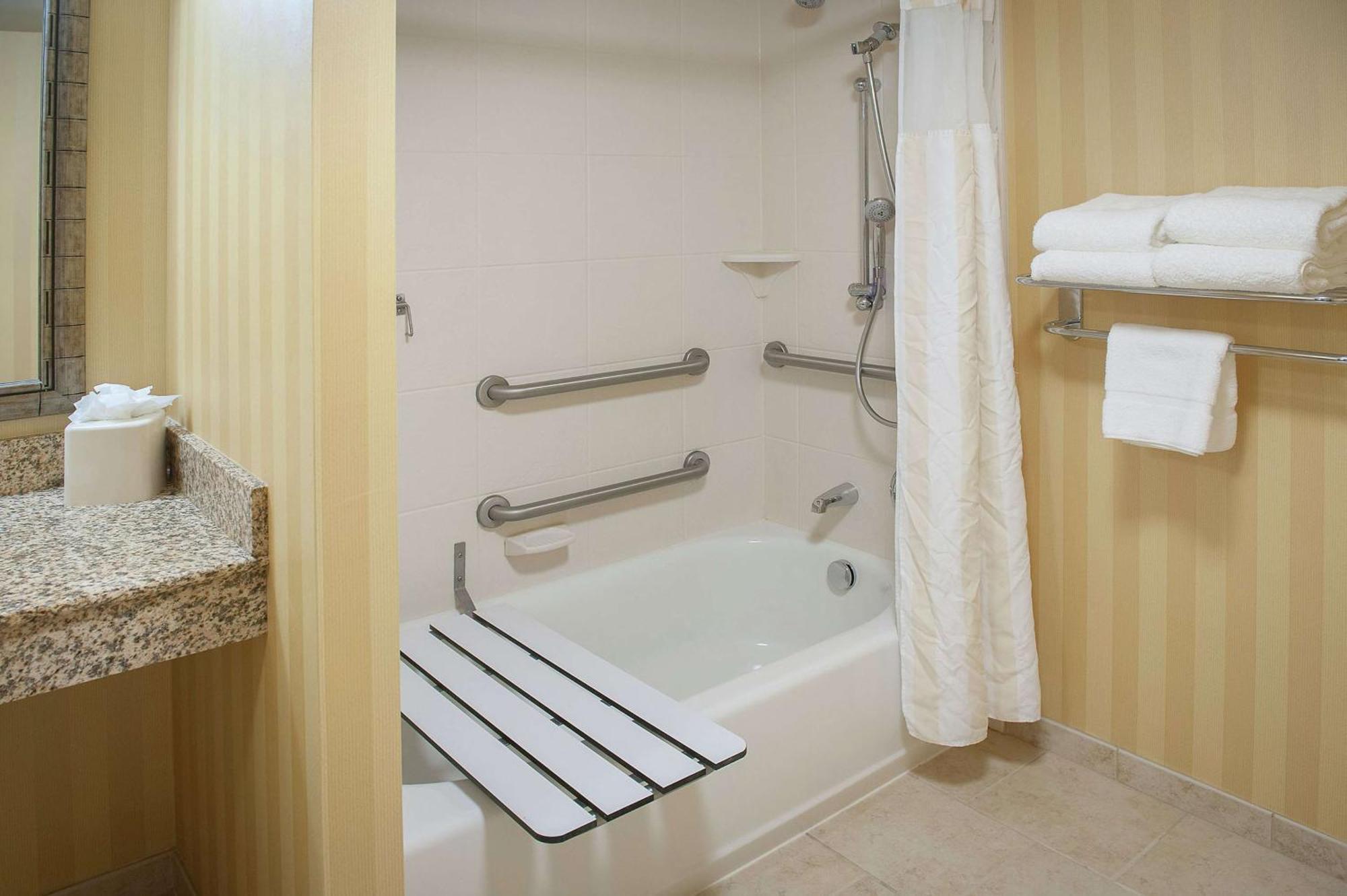 Queen Room Two Queen Beds Accessible Tub Mobility Access