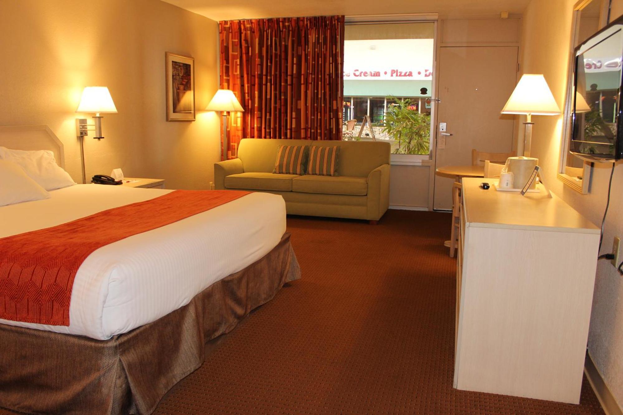 Standard King Courtyard Inn Room