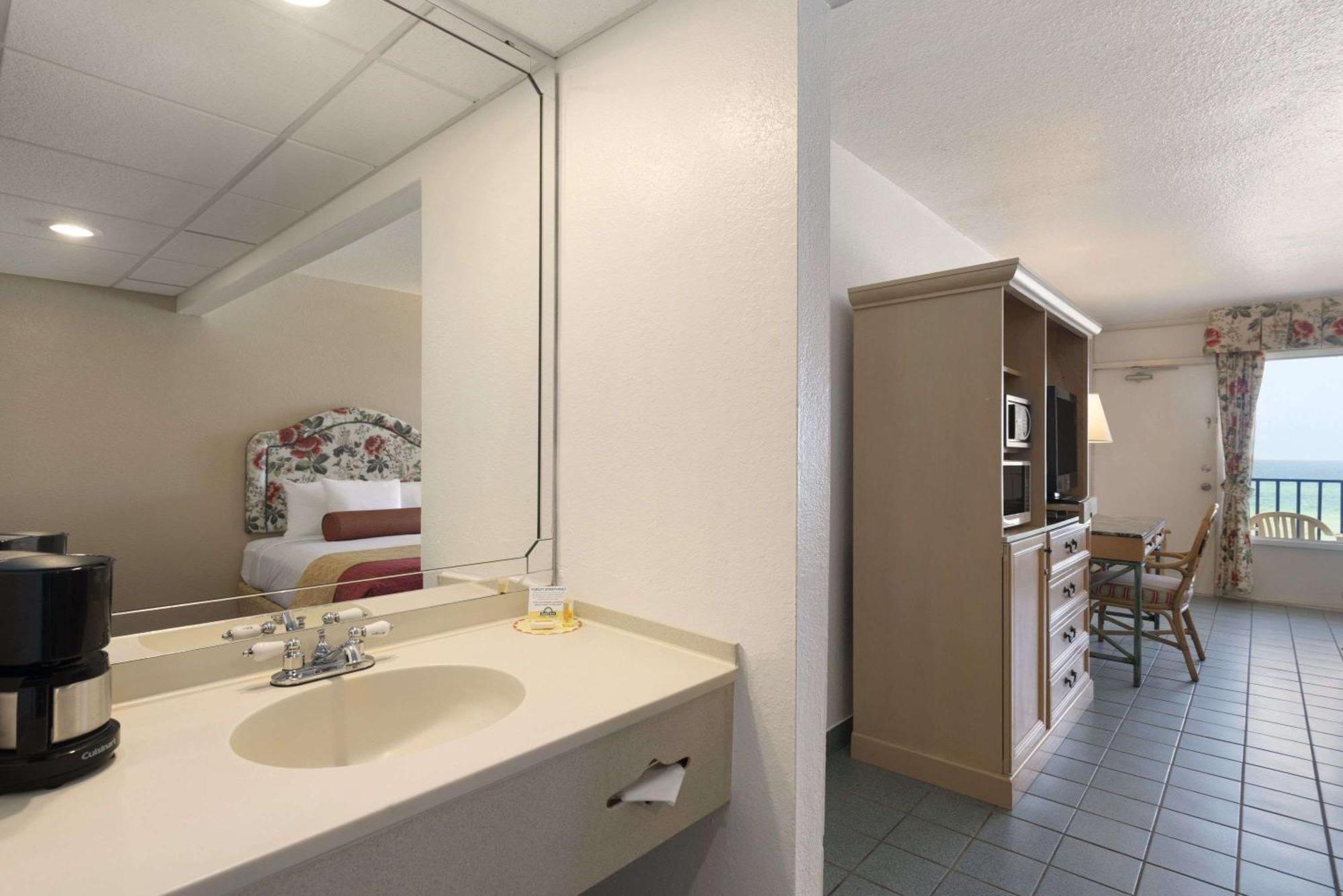 Queen Room Two Queen Beds Beach View Non-Smoking