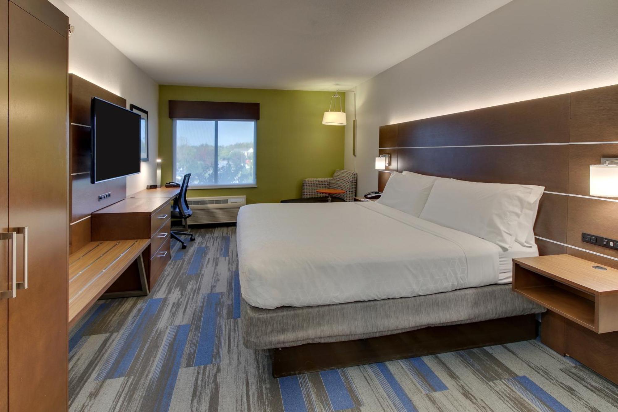 Standard King Room with Mobility Accessible Roll-In Shower,1029835258:JPEG