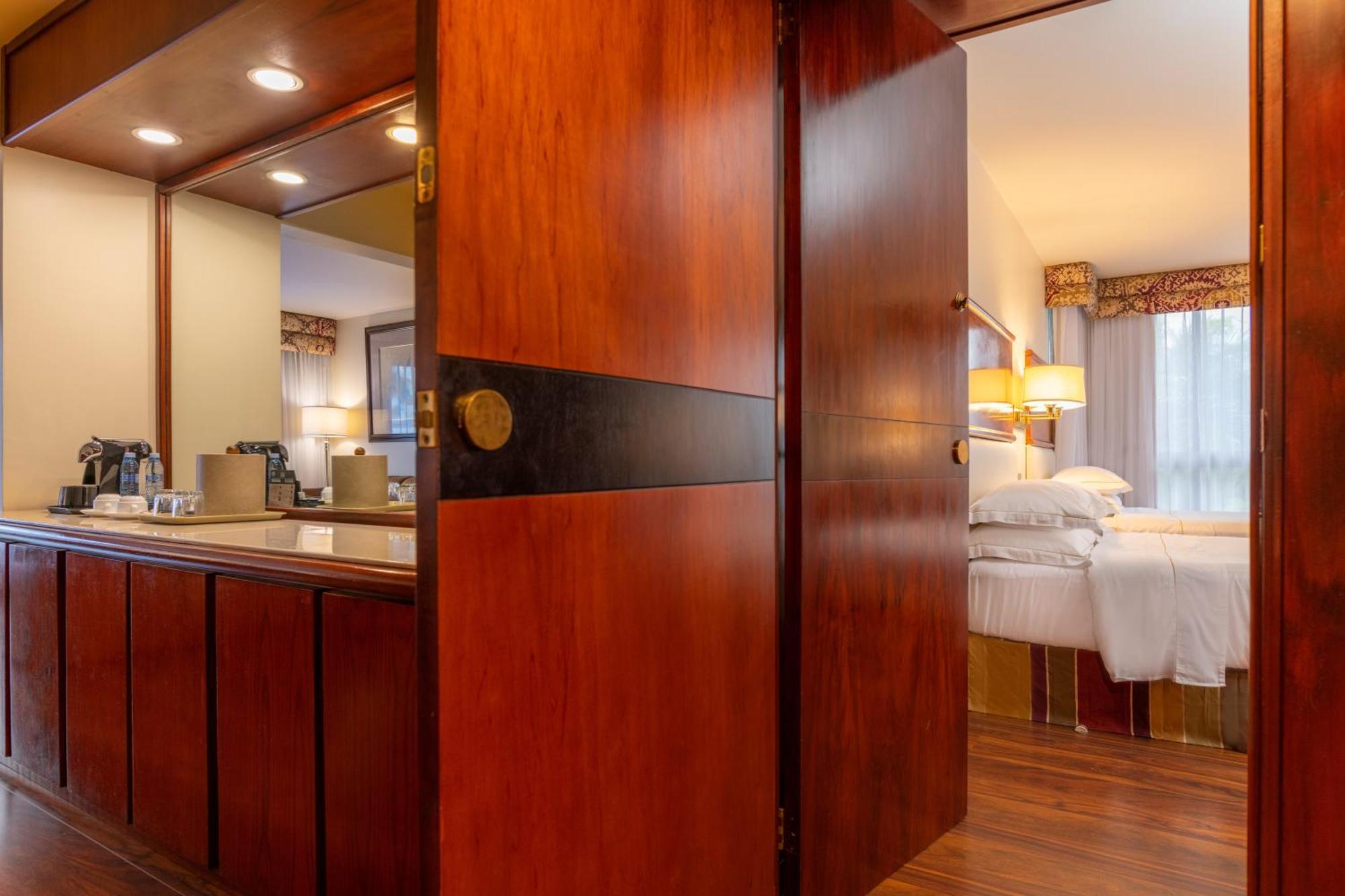 Master Suite Lounge Access
