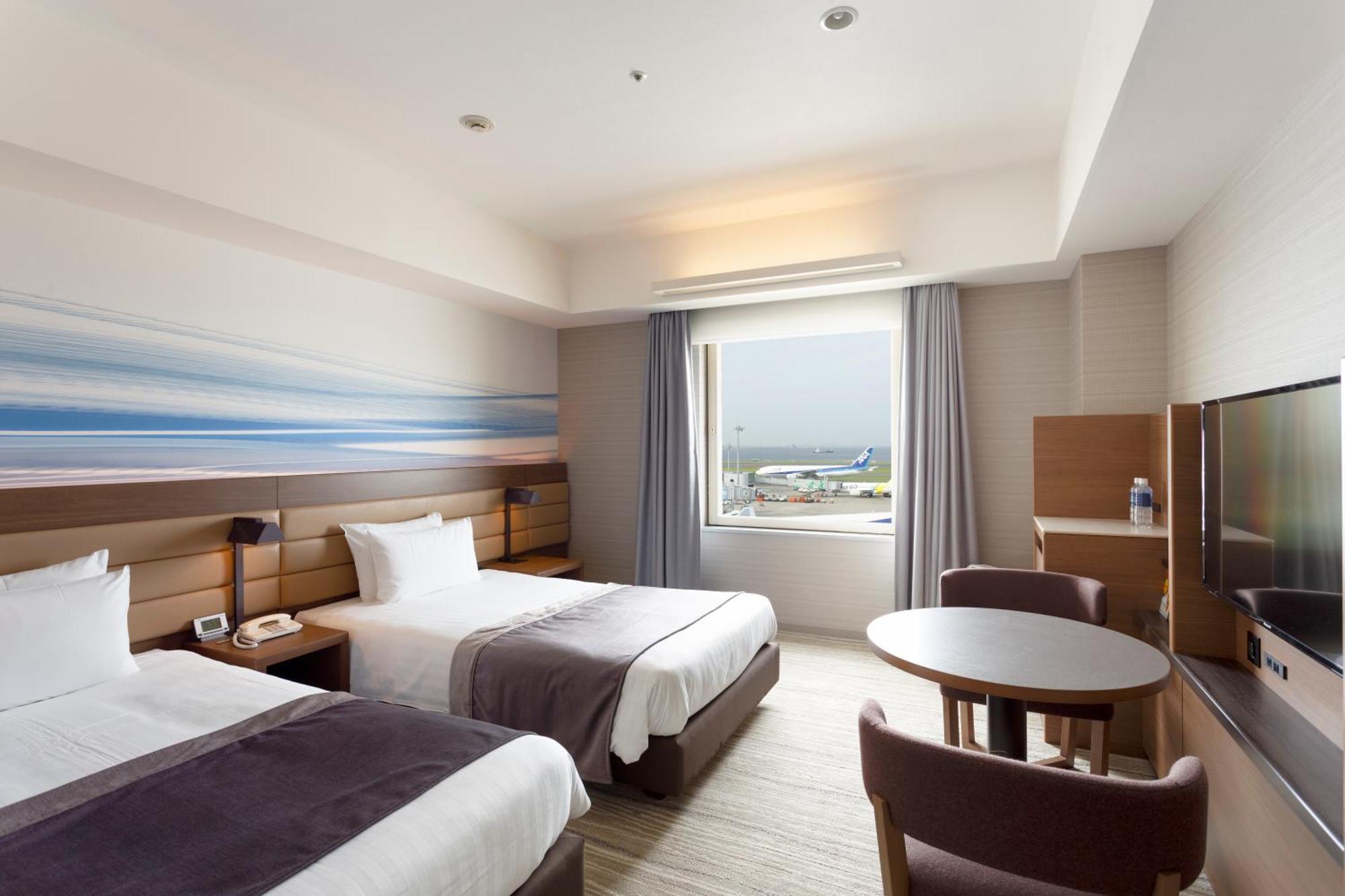 Deluxe Twin Room Runway View on 4th or 5th Floor Non-Smoking