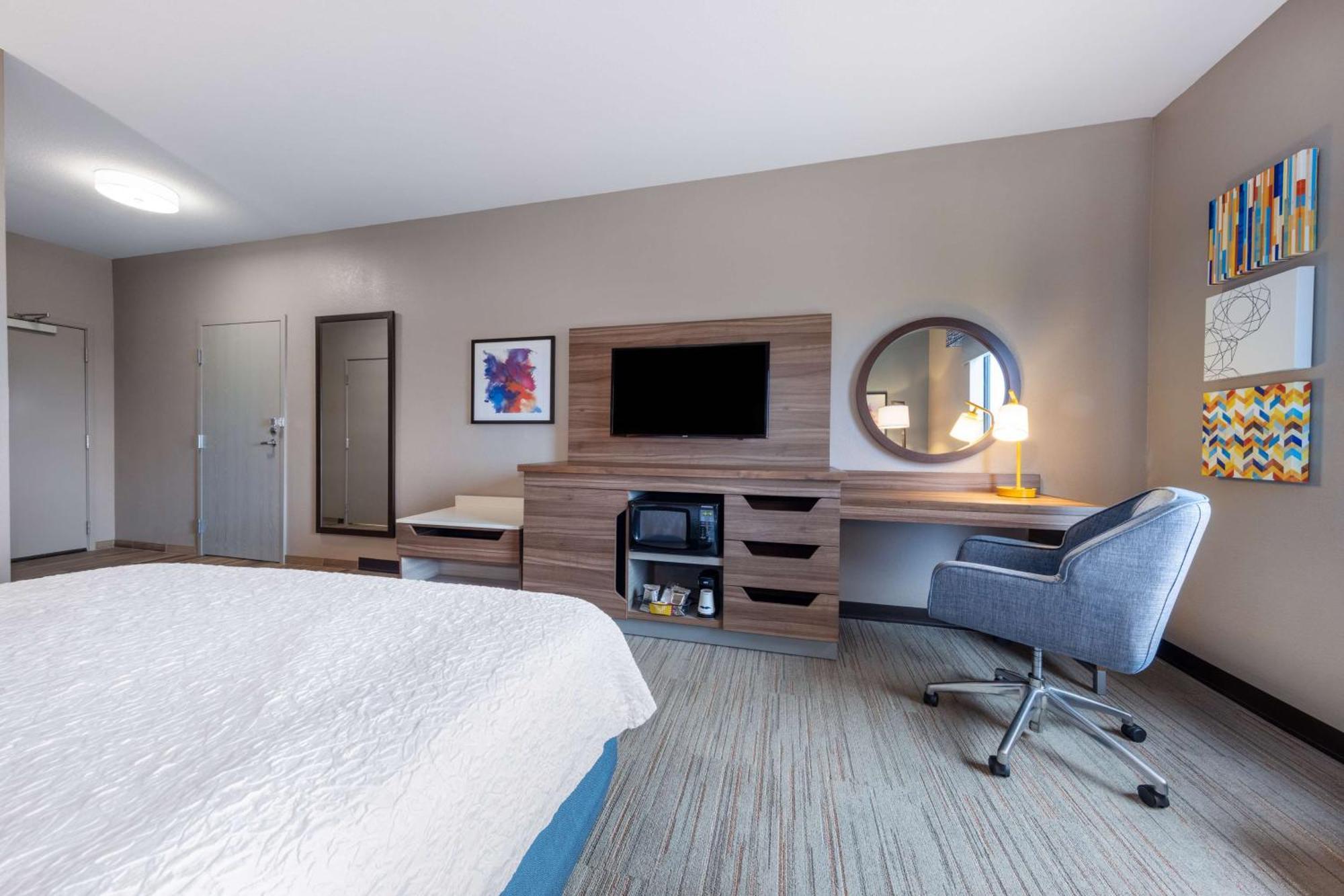 King Room with Roll-In Shower - Mobility and Hearing Access/Non-Smoking