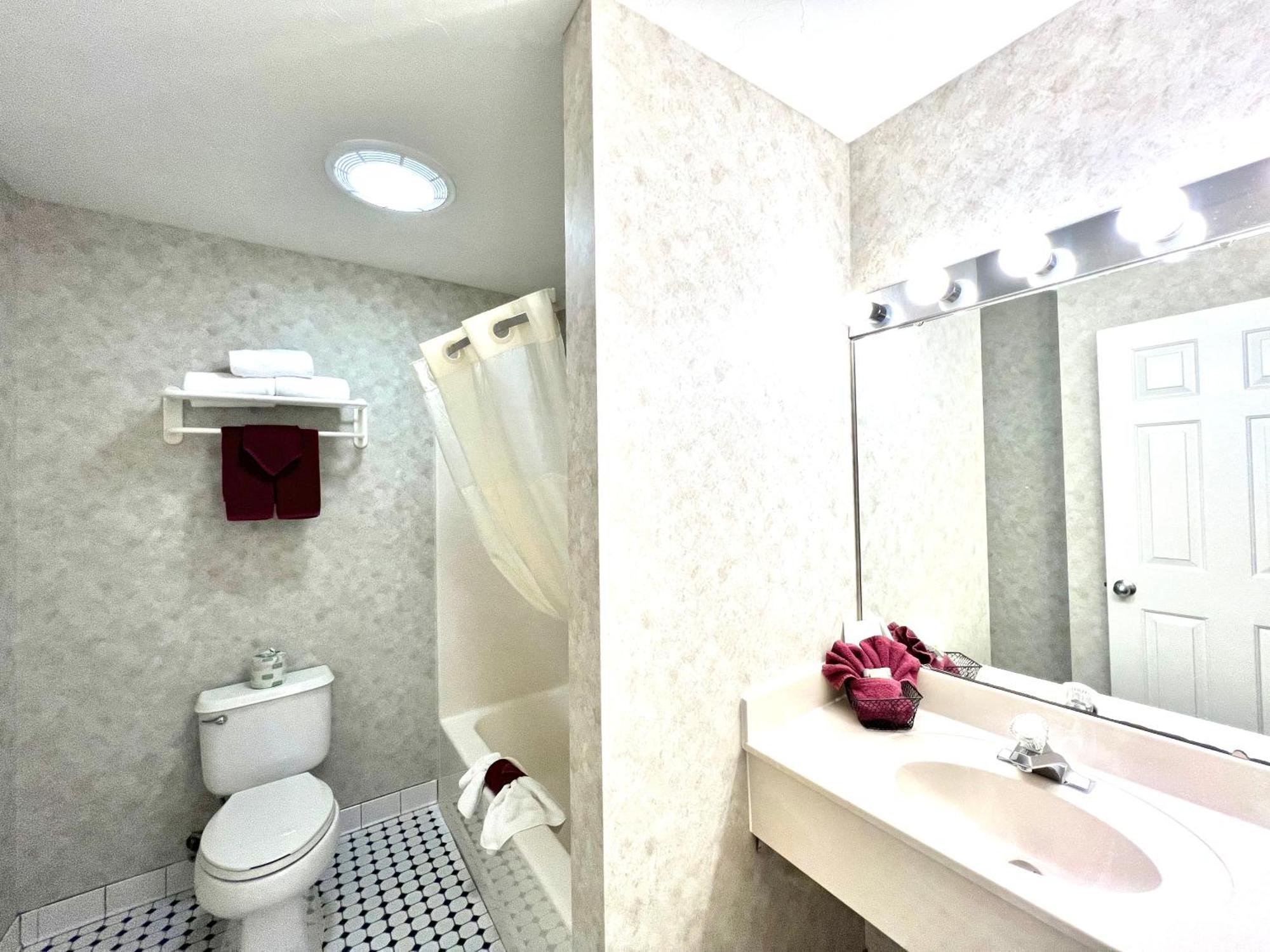 NonSmoking King 1st FL Village PET FRIENDLY