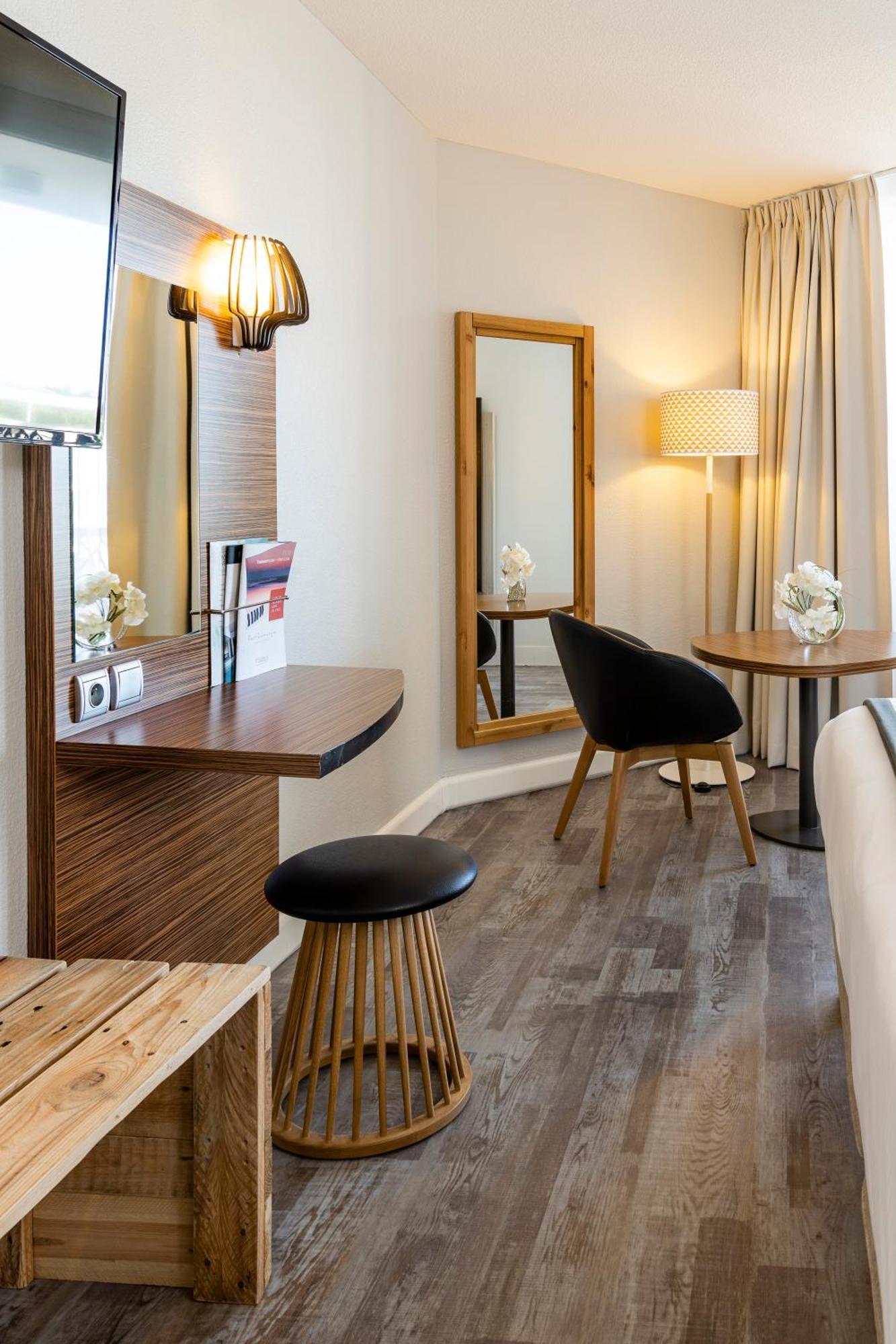 Triple Room with Sofa Bed and Side Sea View,1544007382:JPEG