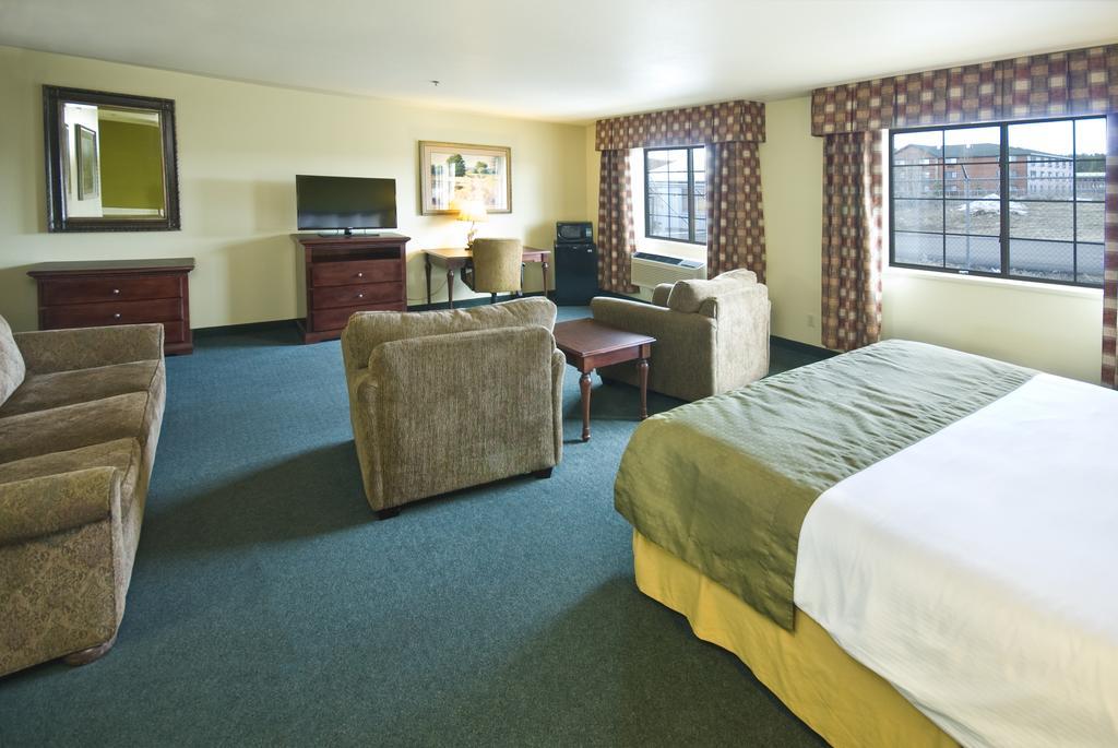 Studio Suite 3 Queen Beds Non-Smoking