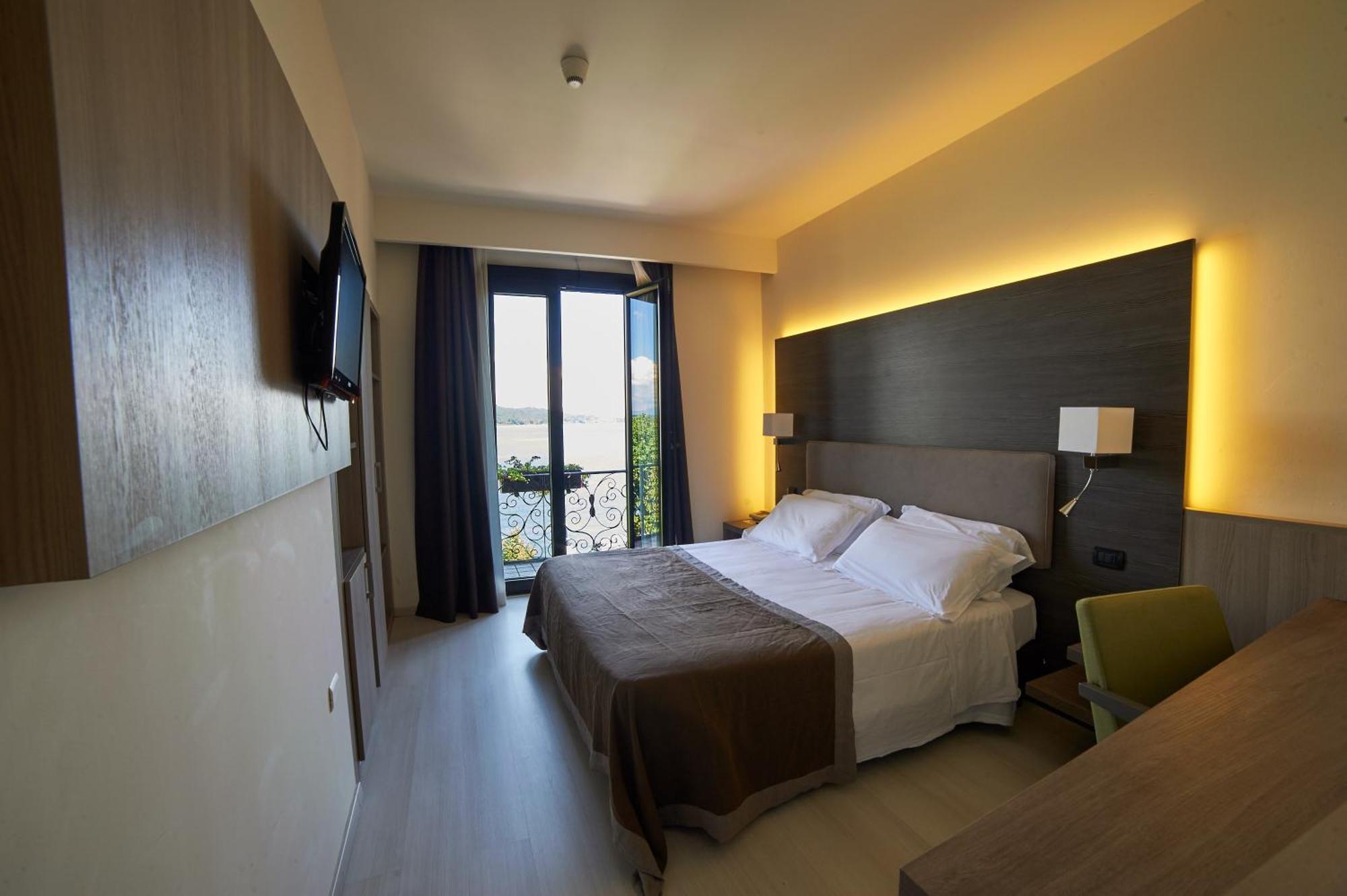 Superior Double Room Balcony Lake or Square View