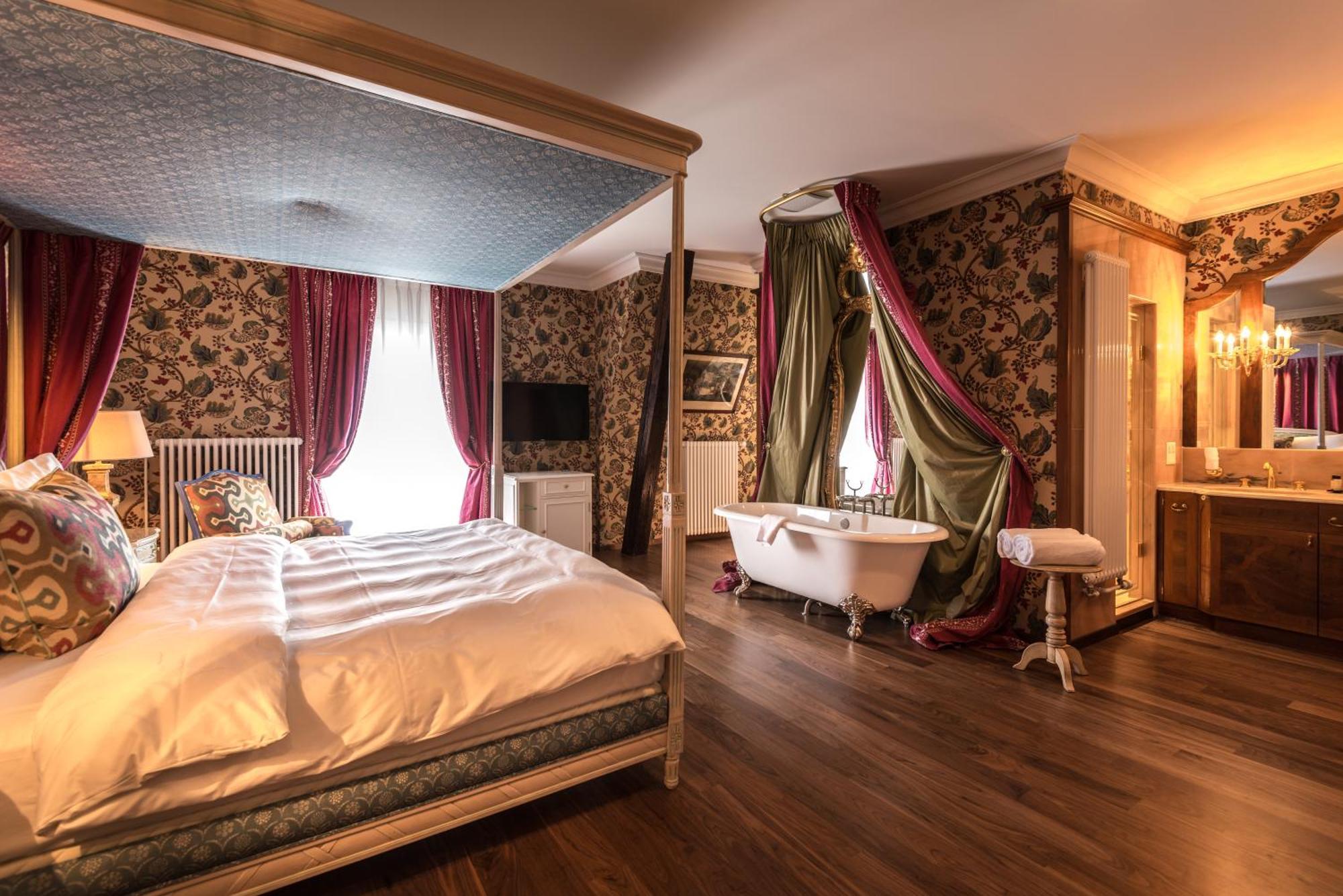 Queen Victoria Suite Lake View