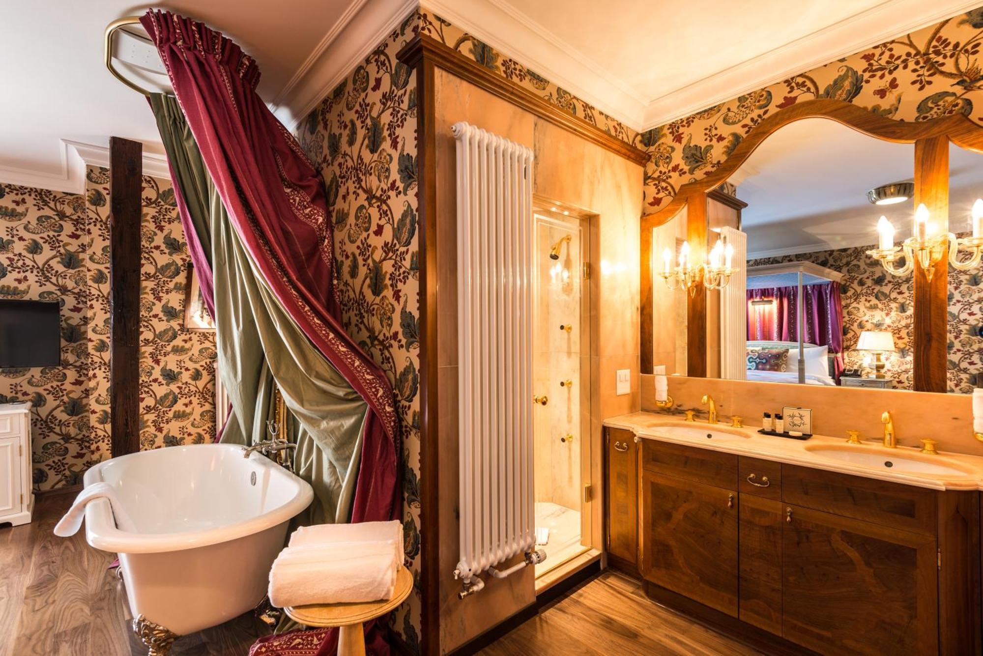 Queen Victoria Suite Lake View