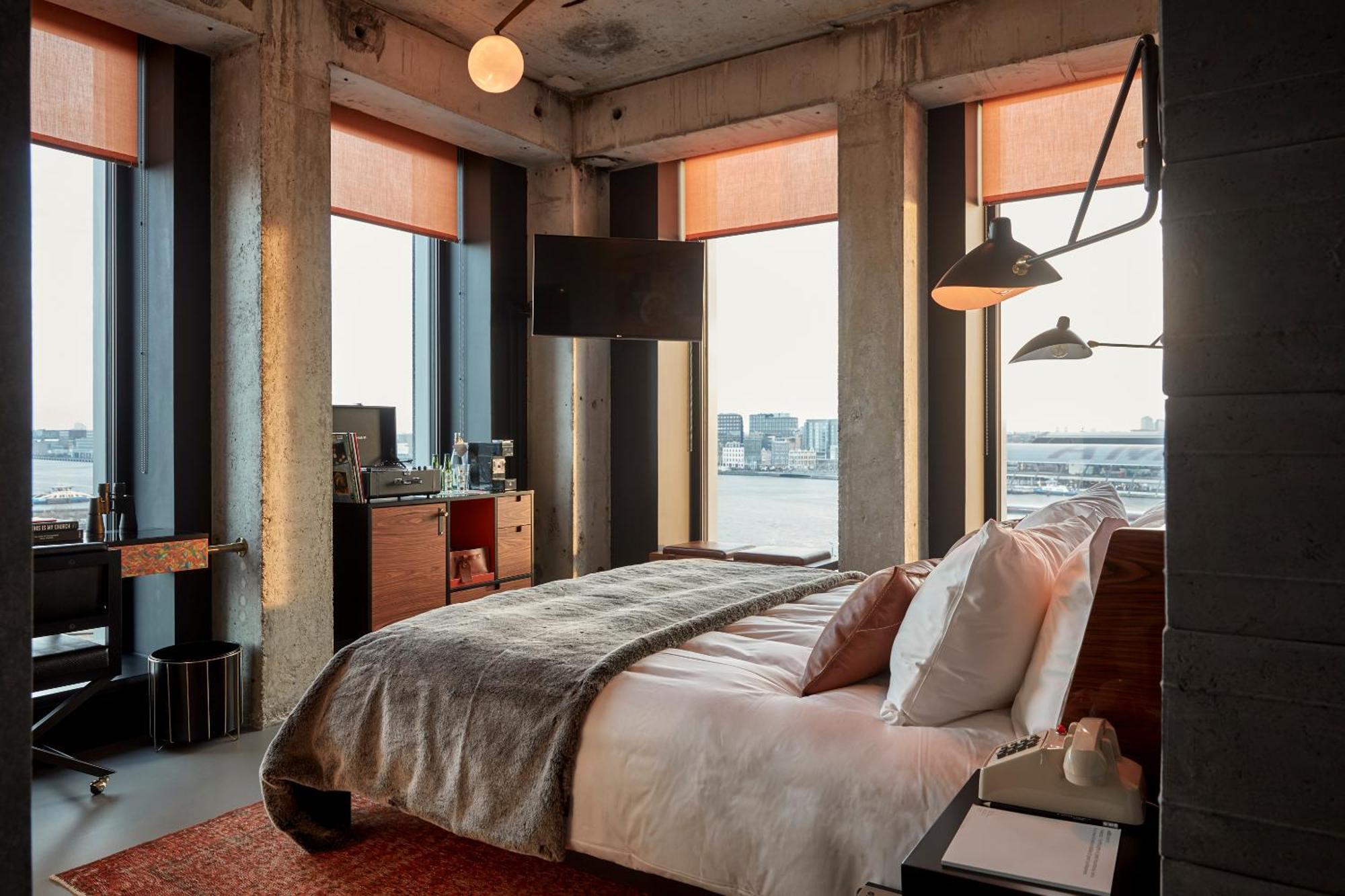 Deluxe Corner Room City View