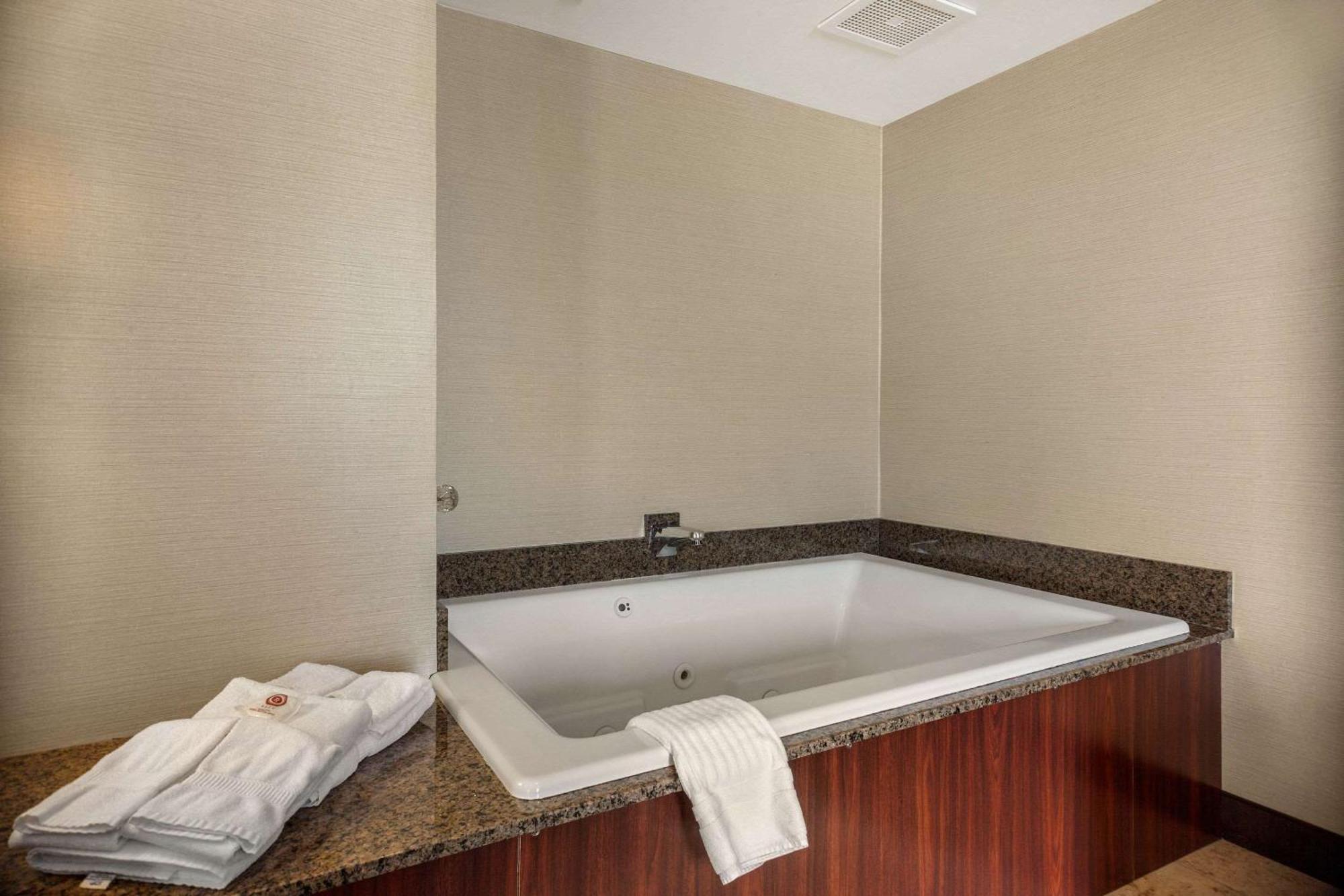 Superiord King Suite Non-Smoking or Ground Floor,1448919064:JPEG