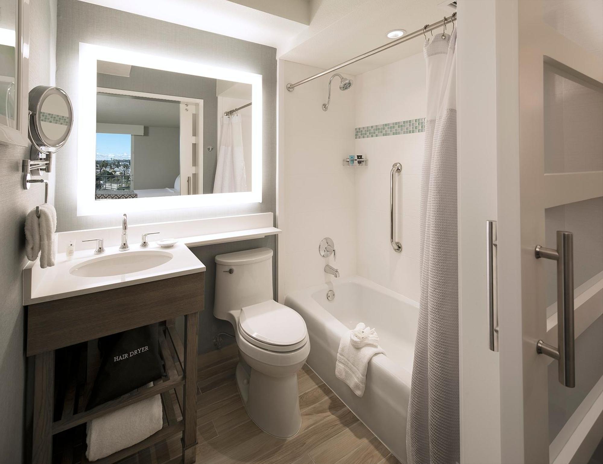 Queen Room with Two Queen Beds and Ocean View - Non-Smoking