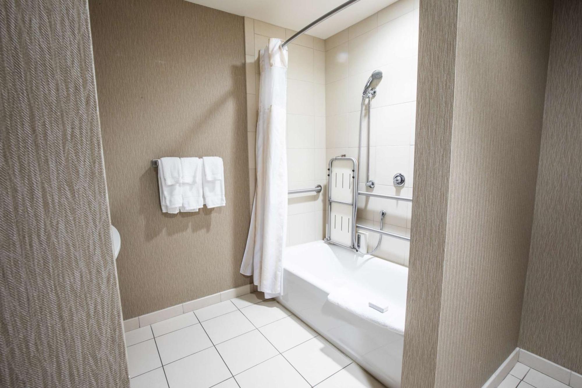 King Room with Bath Tub - Mobility Access