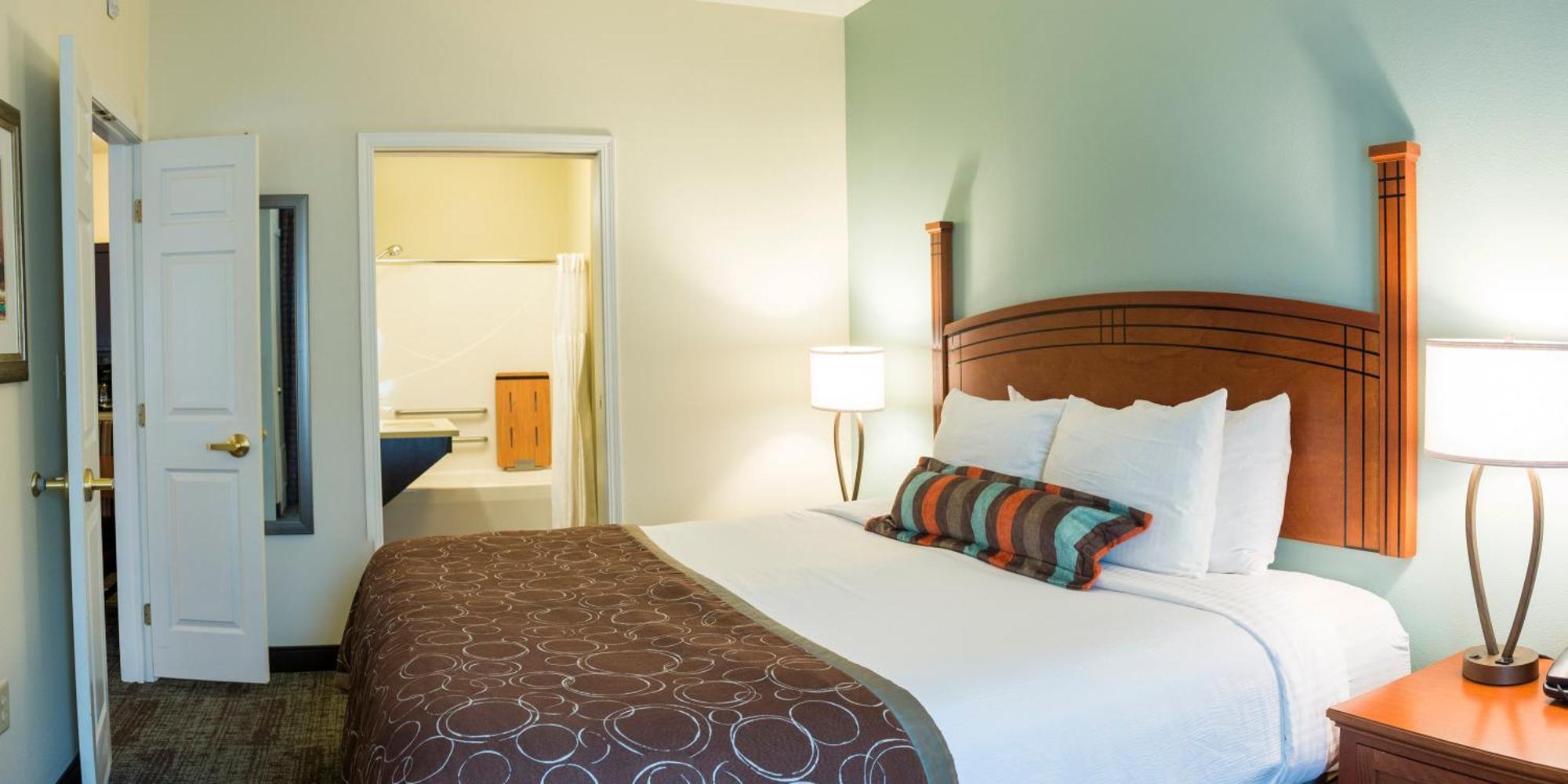 Two-Bedroom Suite Mobility Accessible Tub