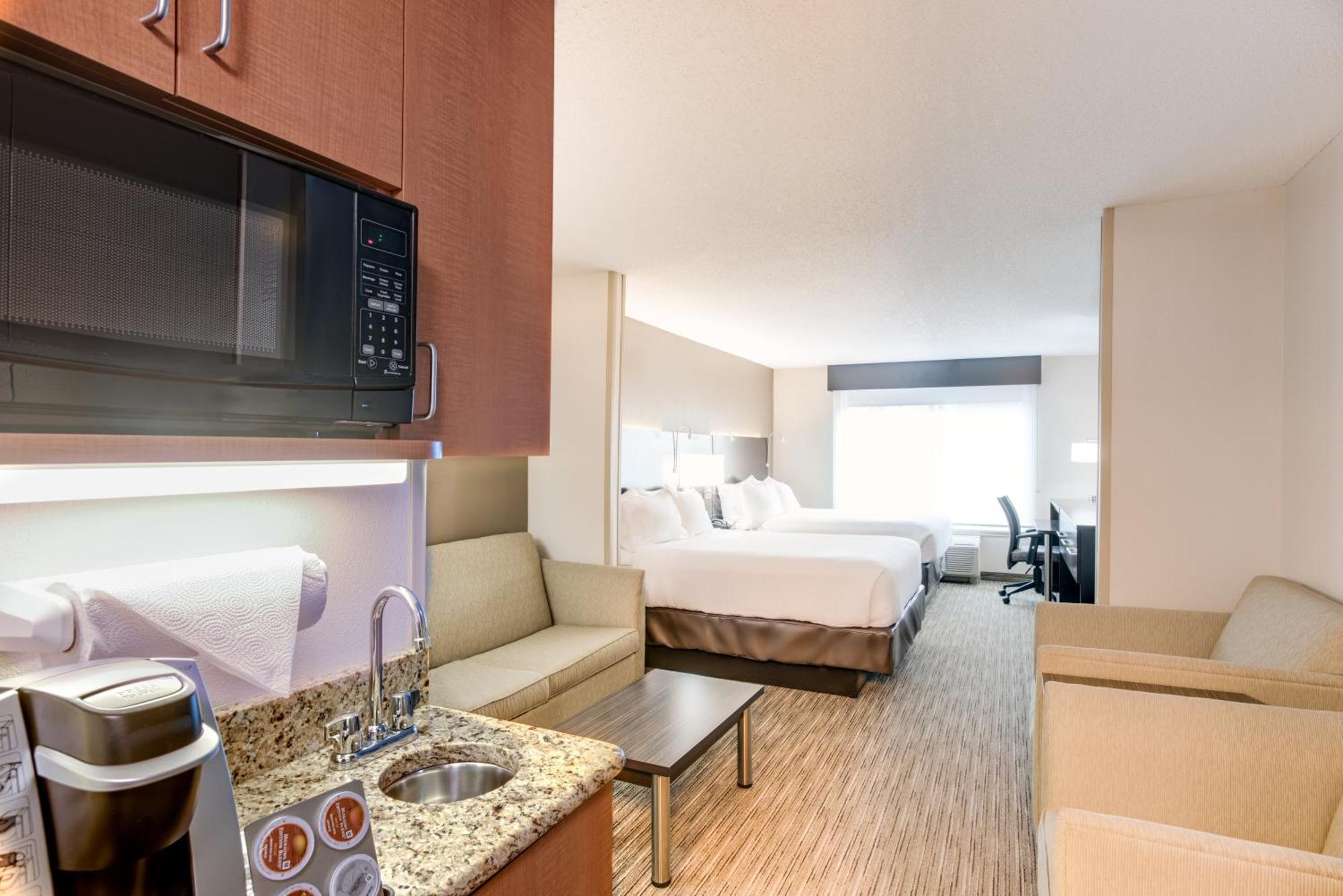 Queen Suite Two Queen Beds Additional Living Area