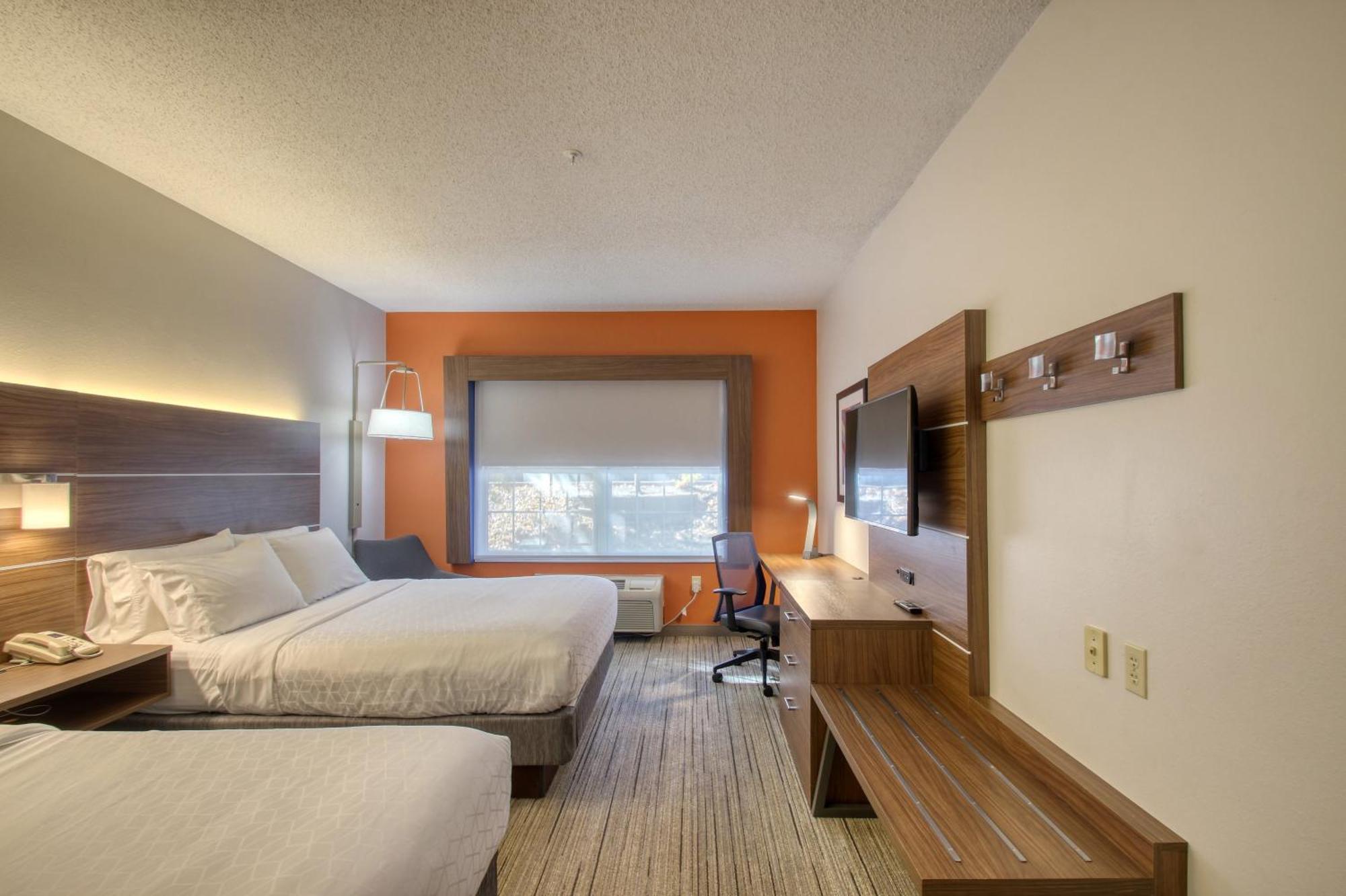 Standard Queen Room Two Queen Beds Roll Shower Mobility Access