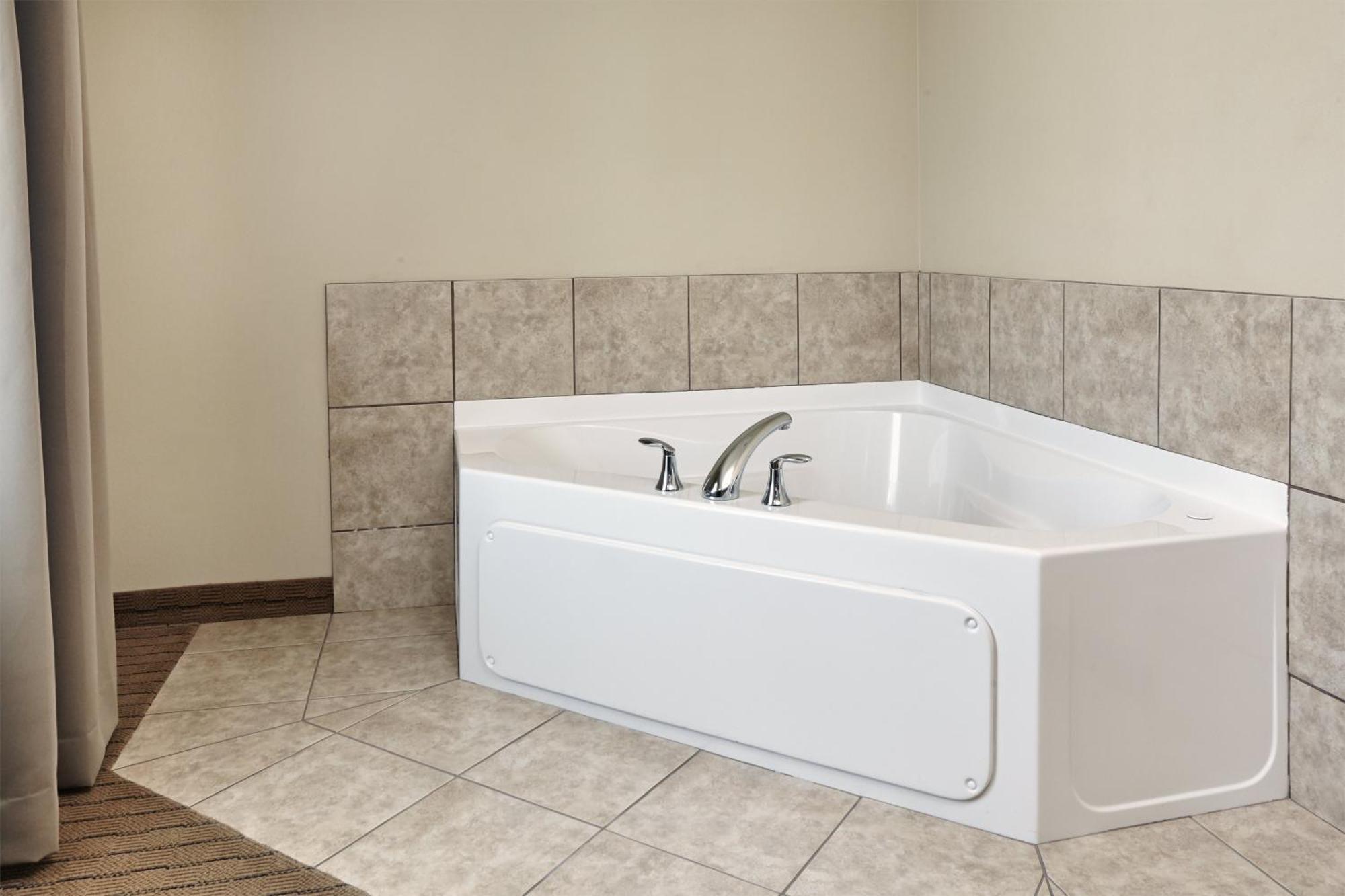 King Suite Jetted Tub