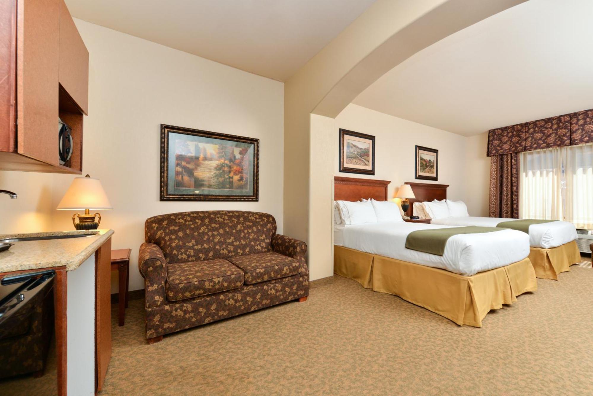 Standard Queen Room Two Queen Beds Communications Mobility Accessible