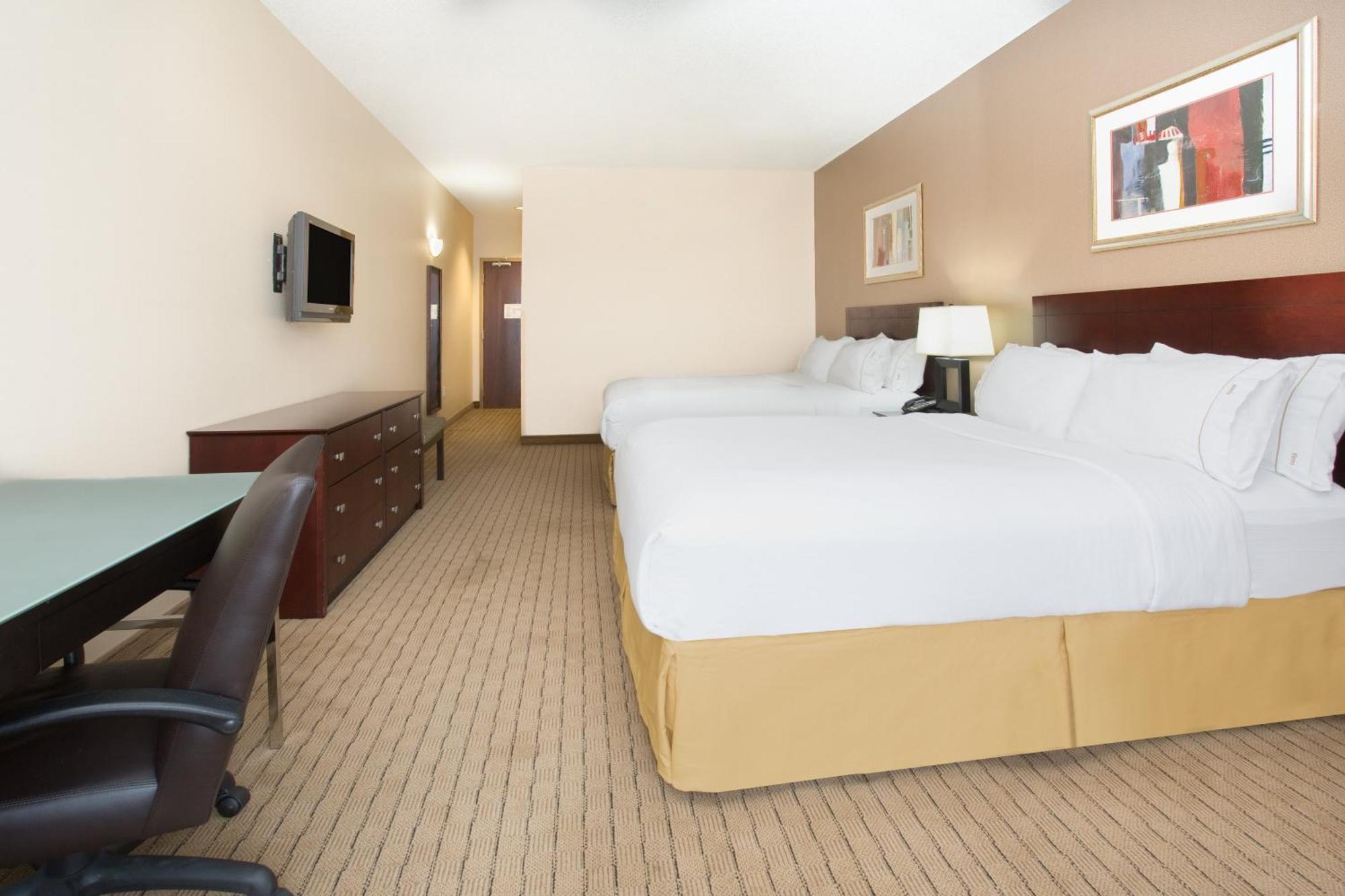Queen Room Two Queen Beds Hearing Accessible Roll Shower Non-Smoking