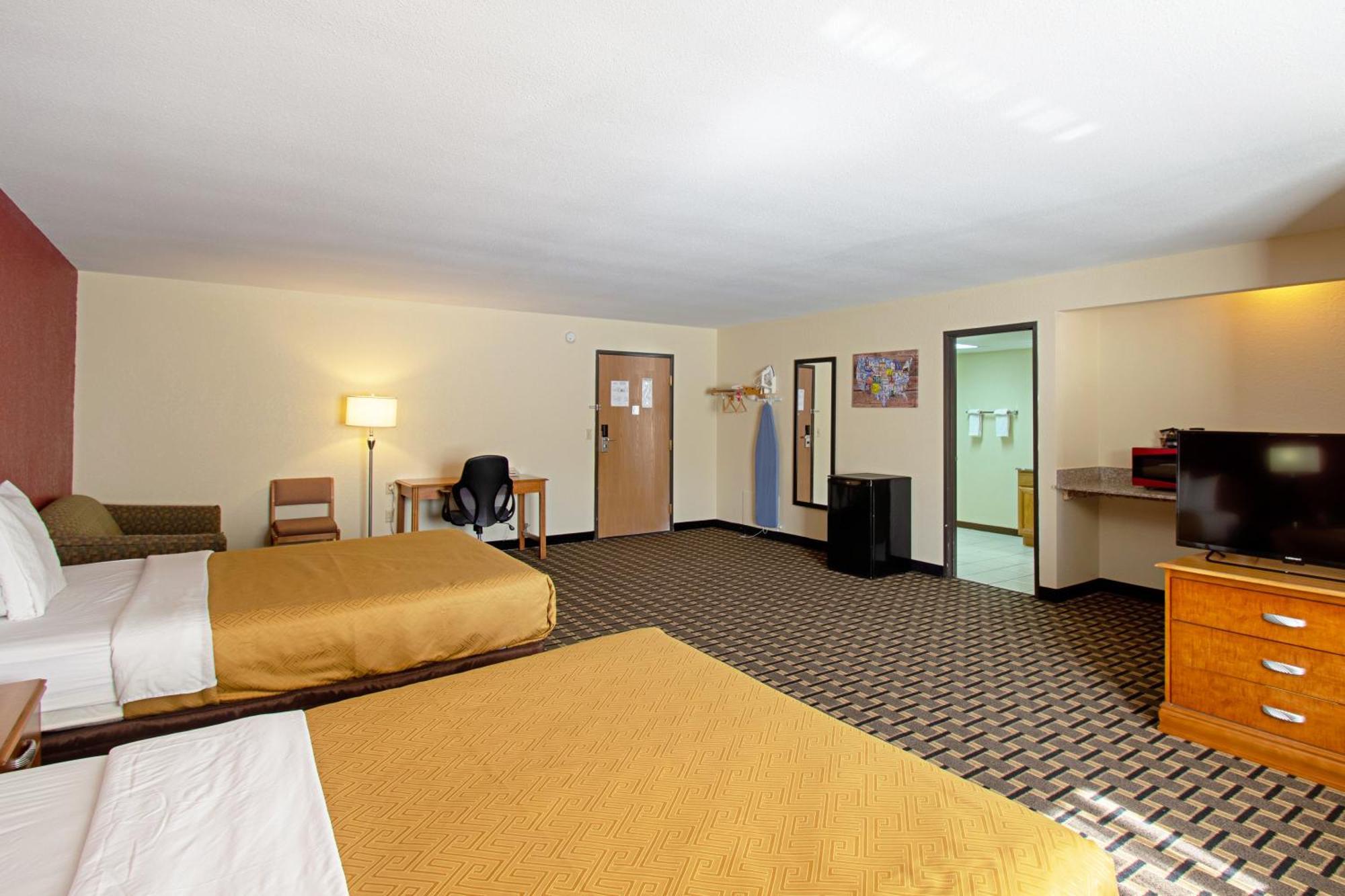 Queen Suite Two Queen Beds Sofa Bed Non-Smoking