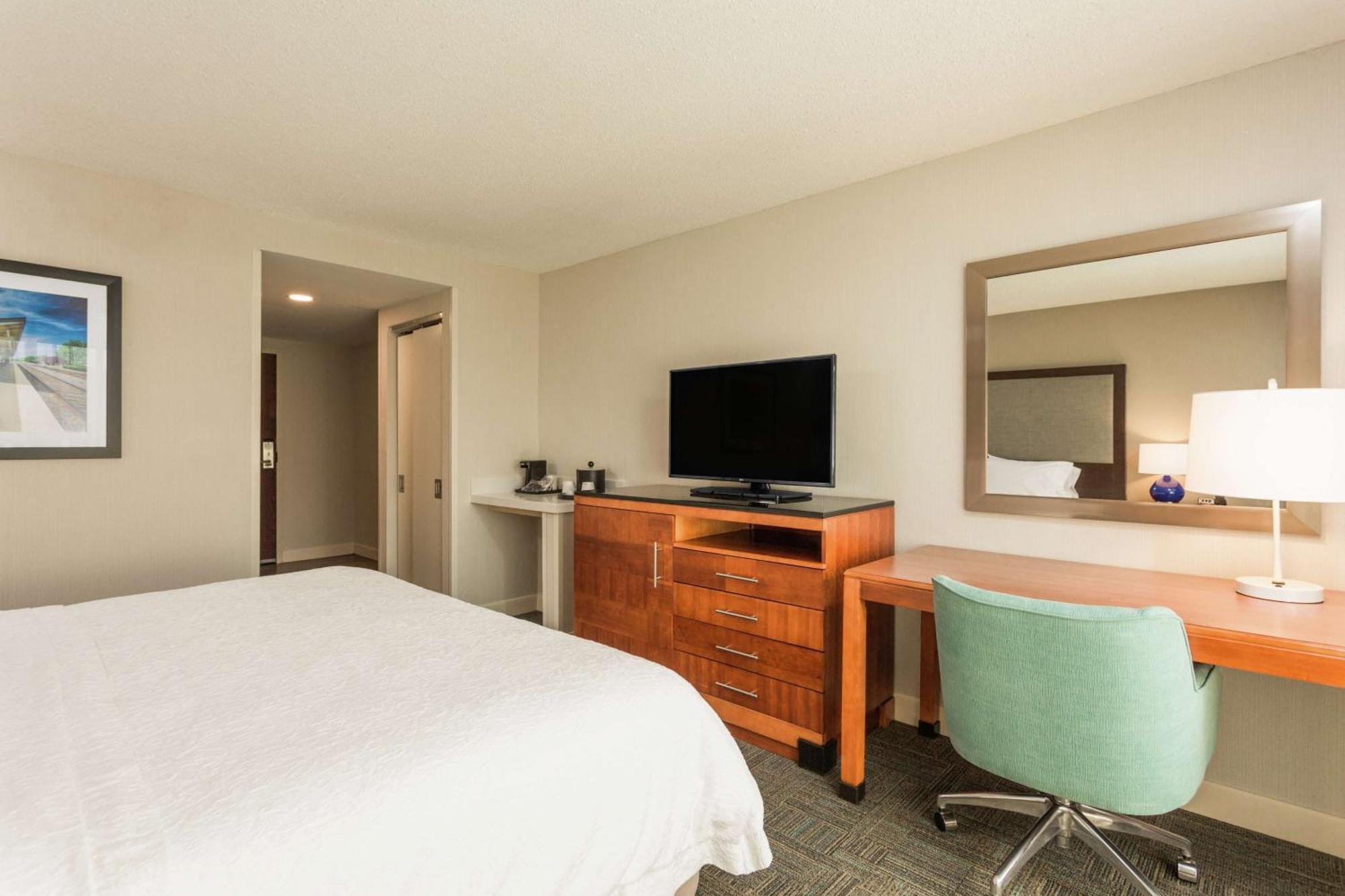 King Room with Tub - Mobility Access/Non-Smoking